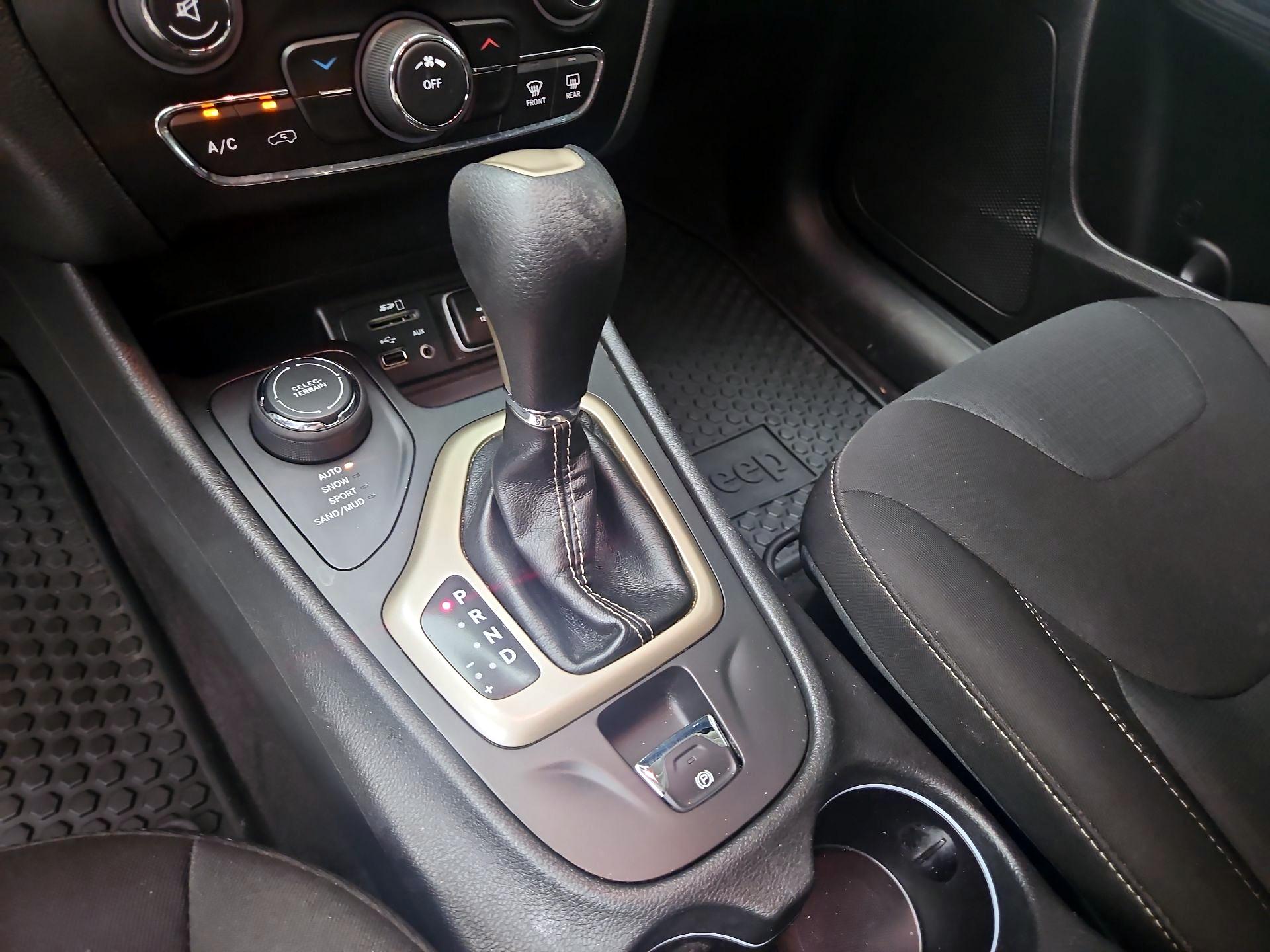 Thumbnail: 2016 Jeep Cherokee - 15