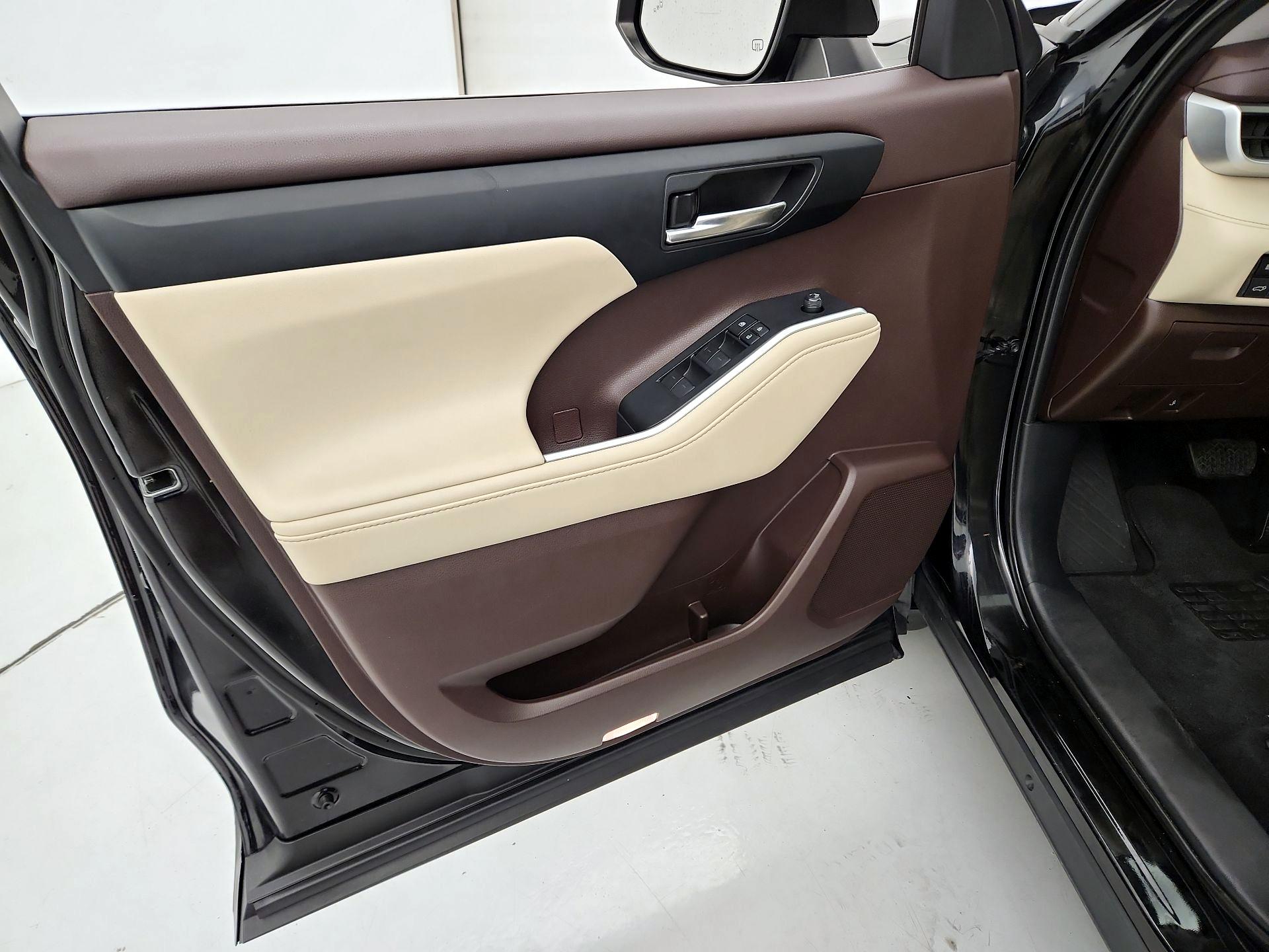 Thumbnail: 2020 Toyota Highlander - 12