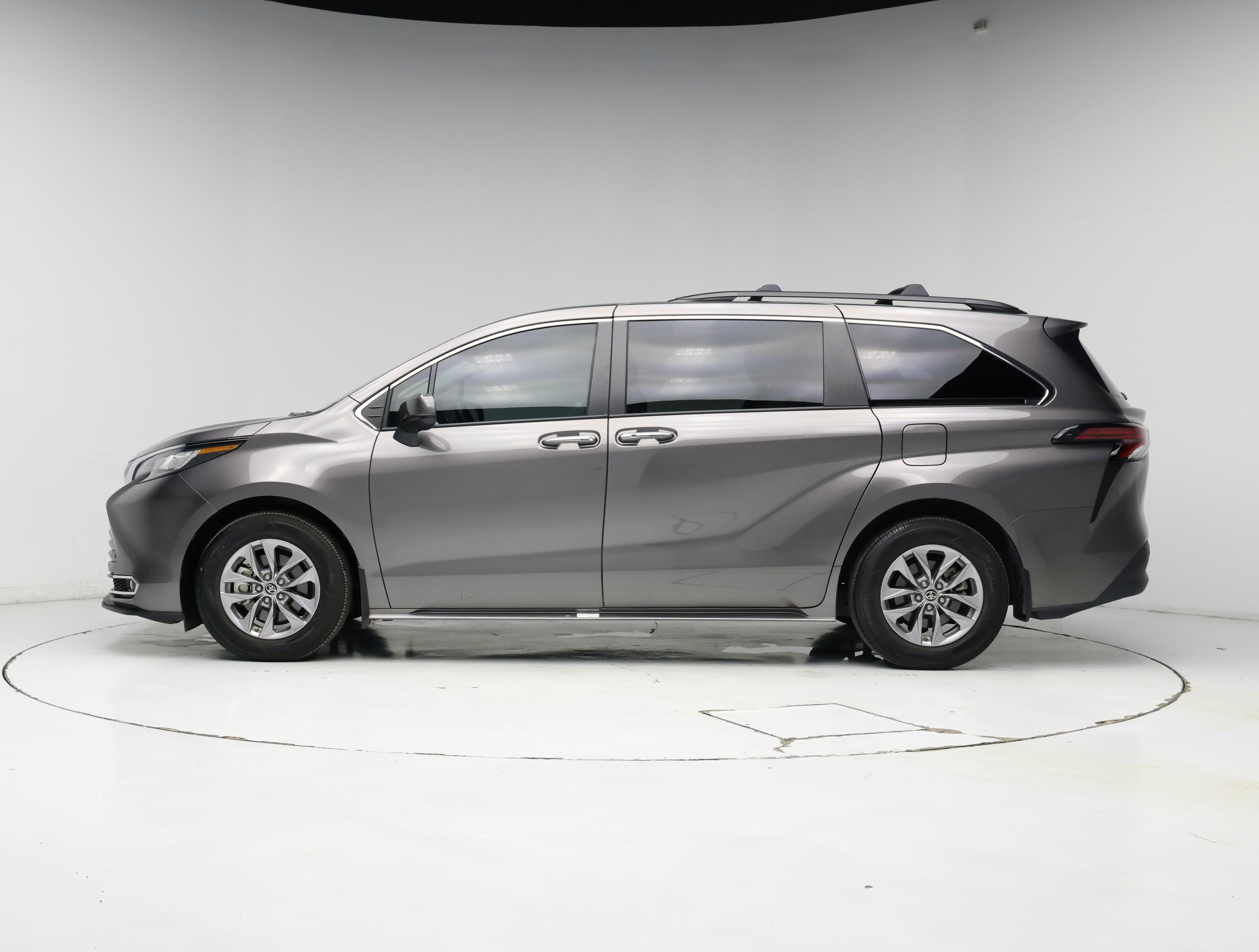 Thumbnail: 2022 Toyota Sienna - 3