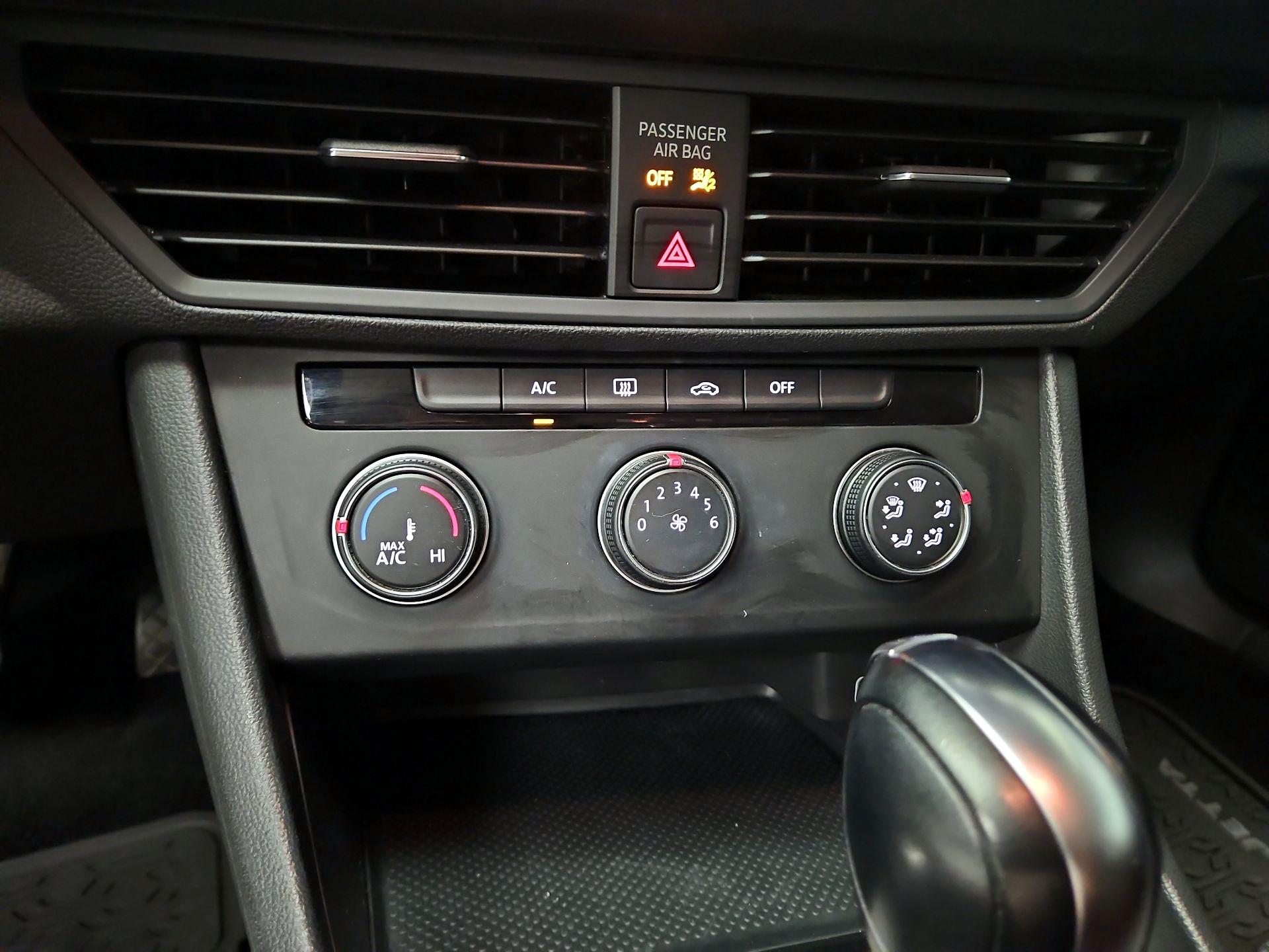 Thumbnail: 2019 Volkswagen Jetta - 16