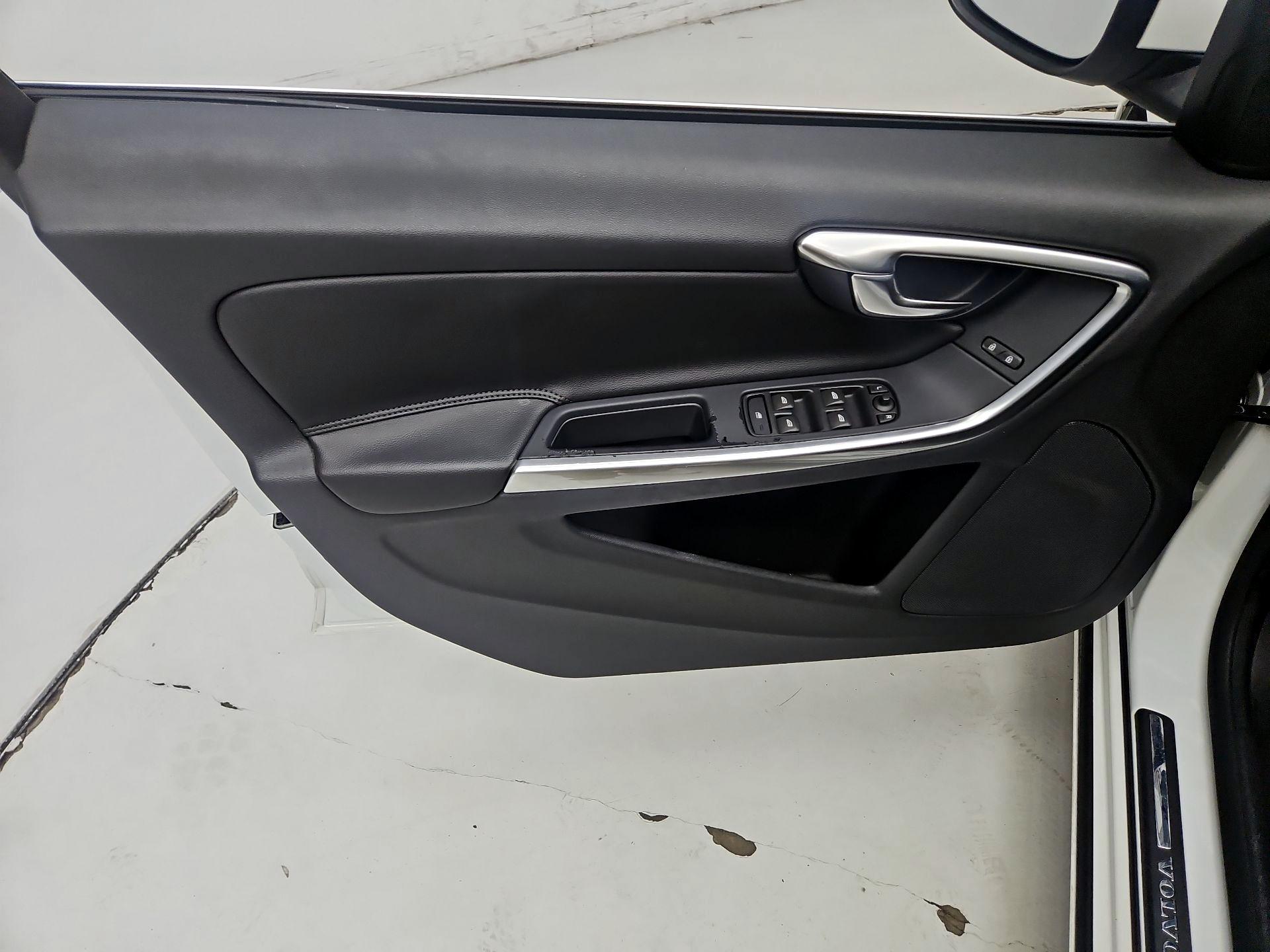 Thumbnail: 2016 Volvo V60 - 10