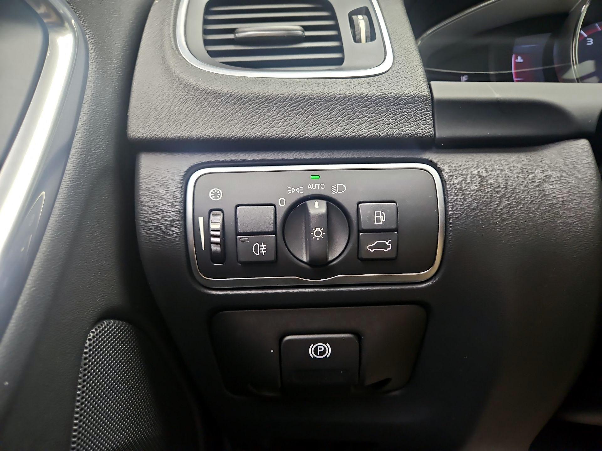 Thumbnail: 2016 Volvo V60 - 11