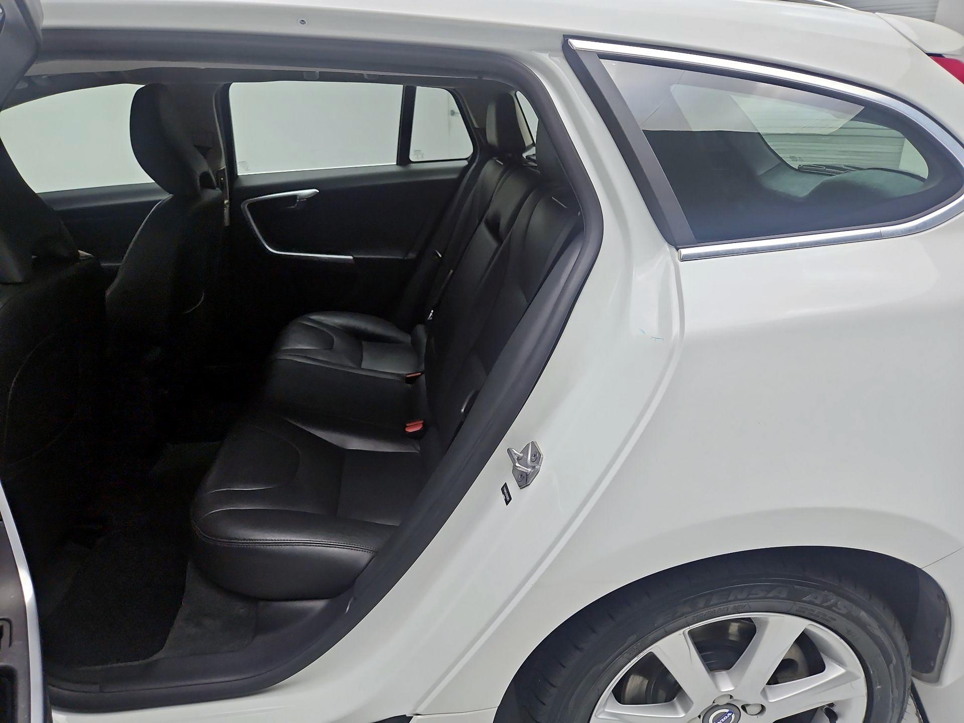 Thumbnail: 2016 Volvo V60 - 17