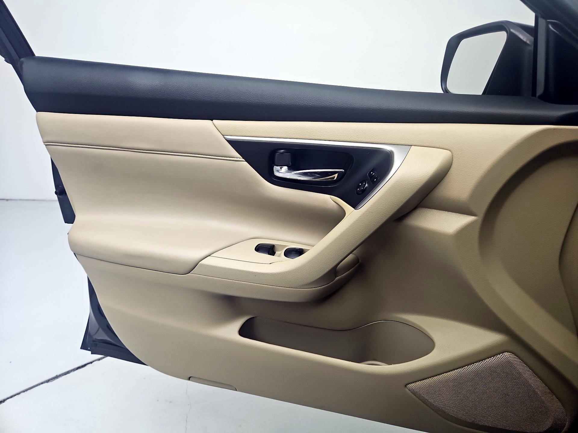 Thumbnail: 2015 Nissan Altima - 12