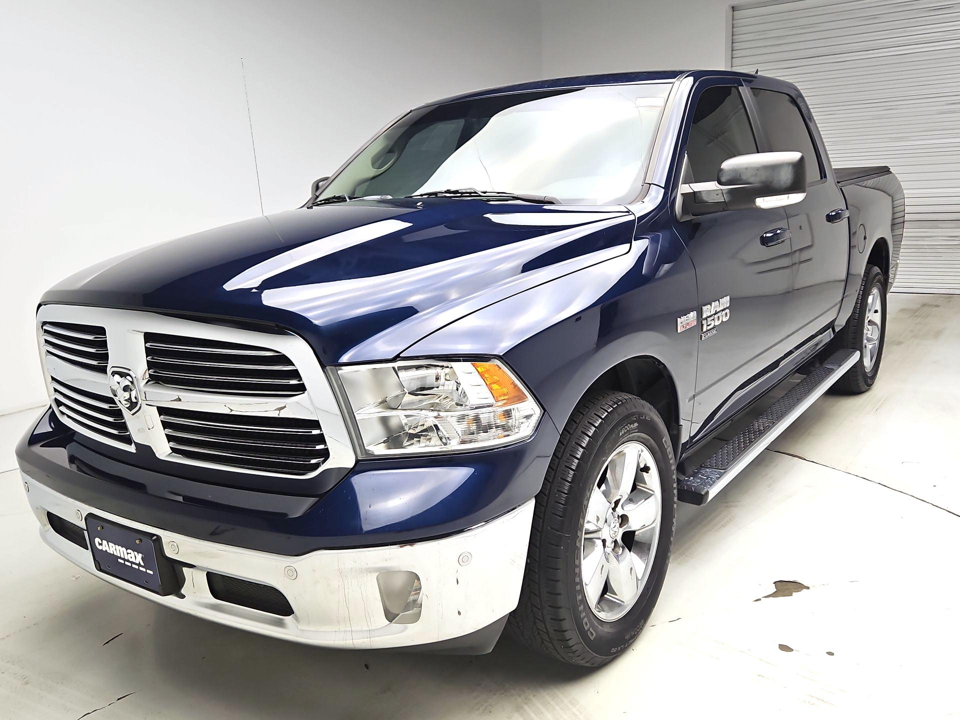 Thumbnail: 2019 RAM 1500 Classic - 3