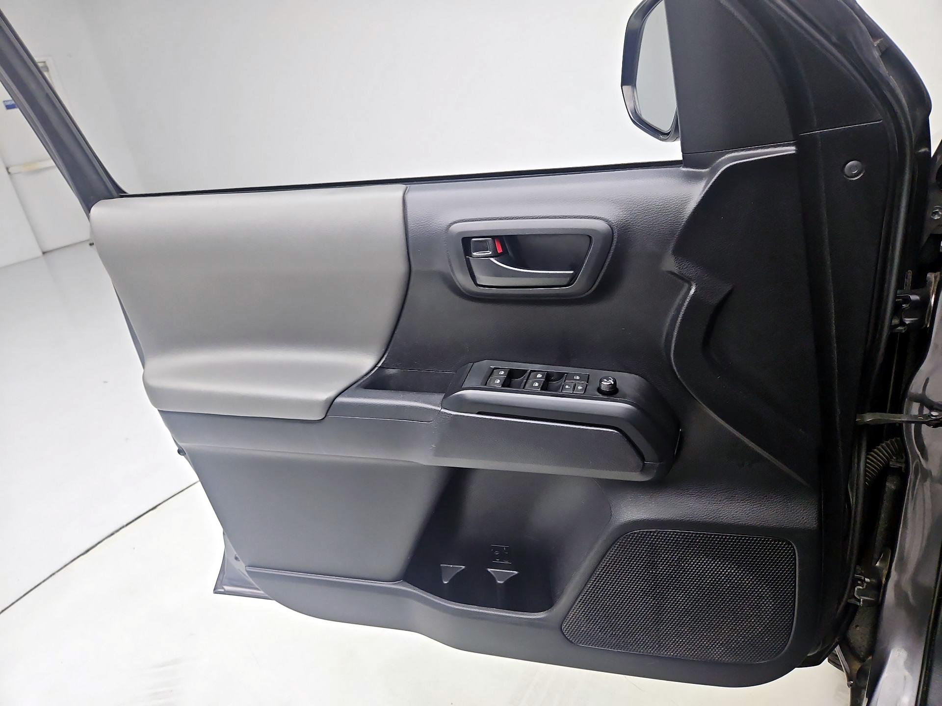 Thumbnail: 2019 Toyota Tacoma - 10