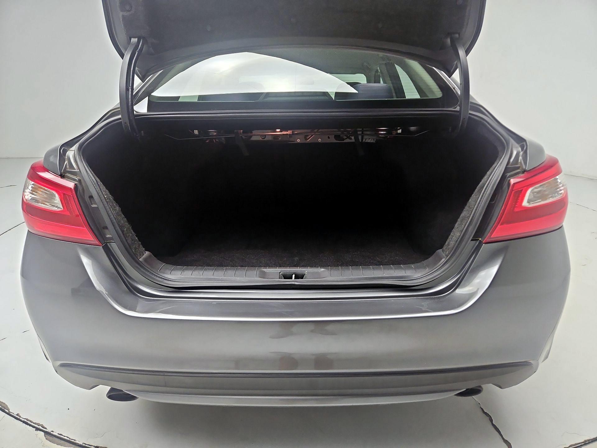Thumbnail: 2016 Nissan Altima - 18