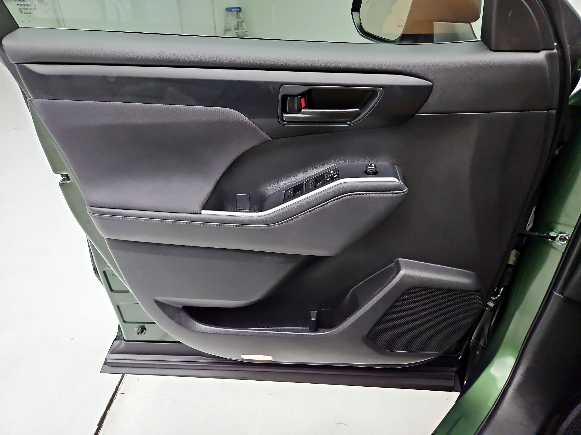 Thumbnail: 2023 Toyota Highlander - 10