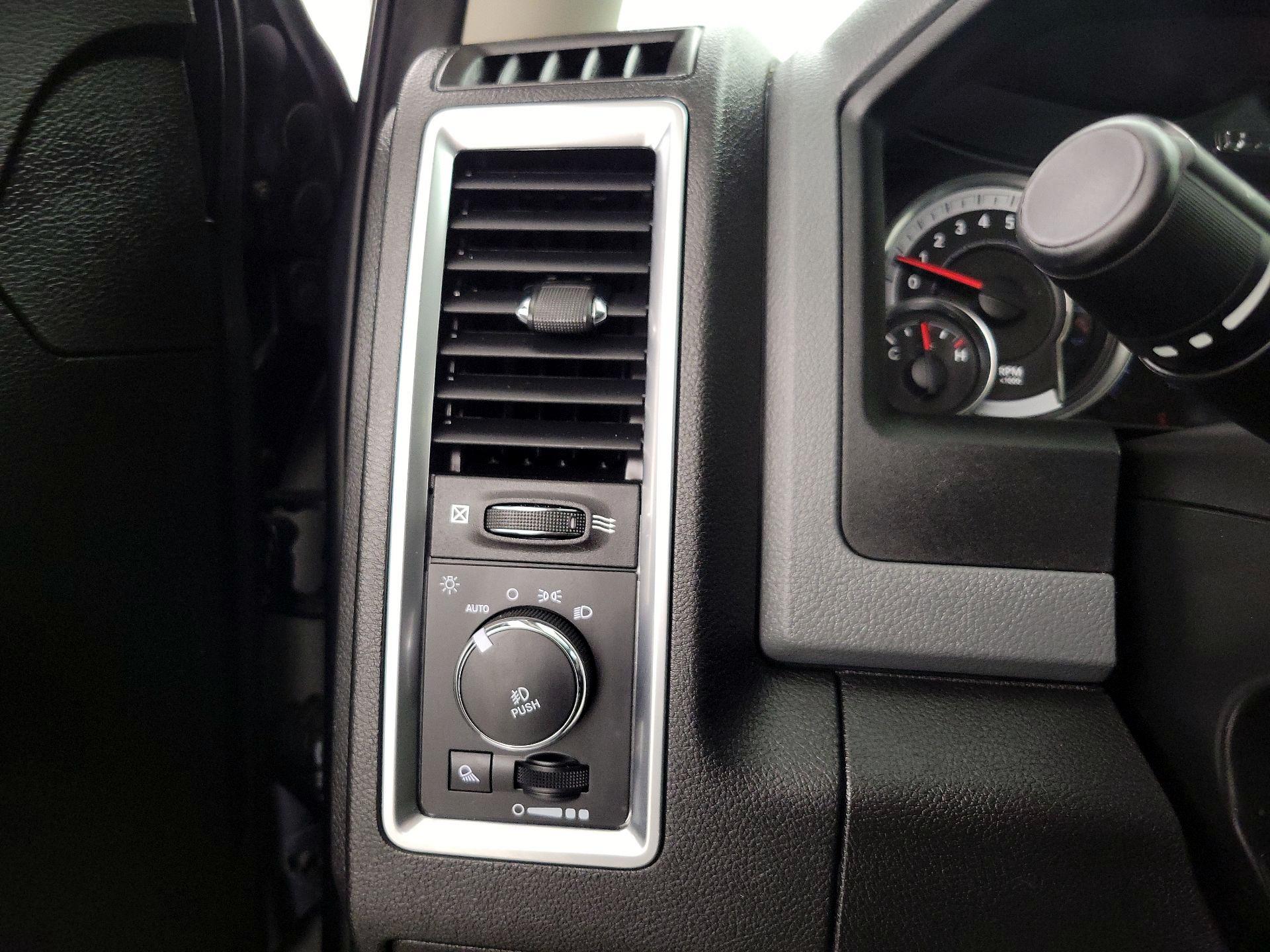 Thumbnail: 2020 RAM 1500 Classic - 13