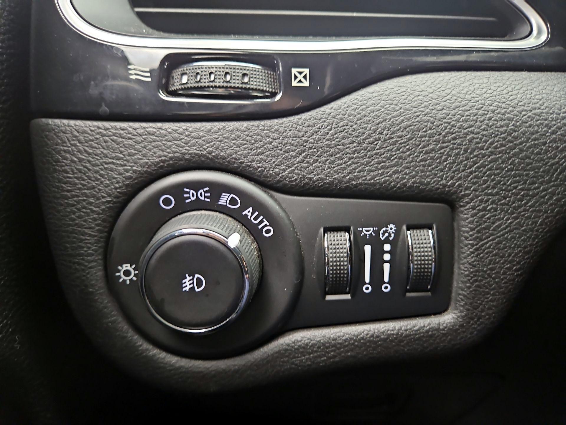 Thumbnail: 2020 Jeep Cherokee - 11