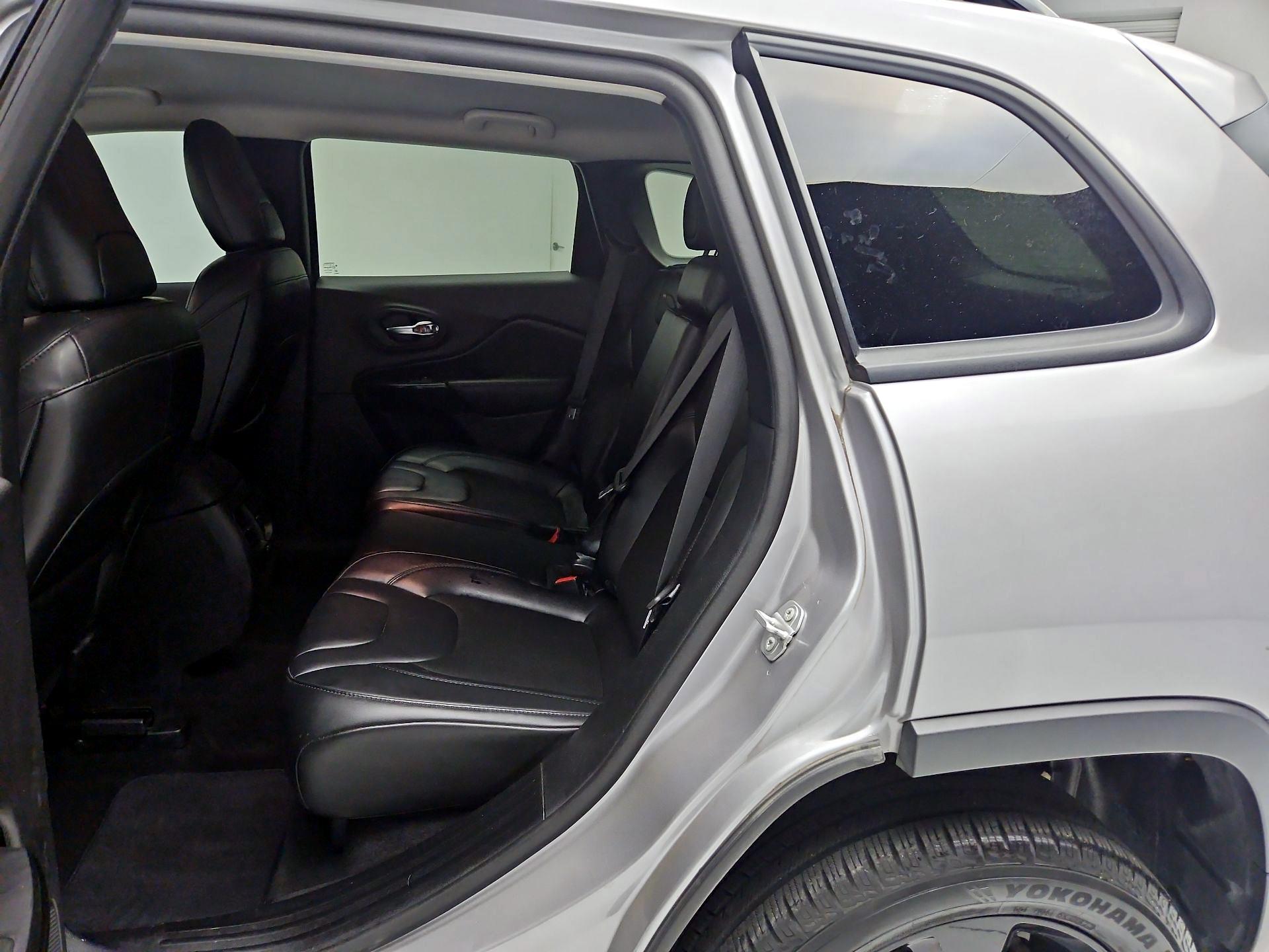 Thumbnail: 2020 Jeep Cherokee - 17