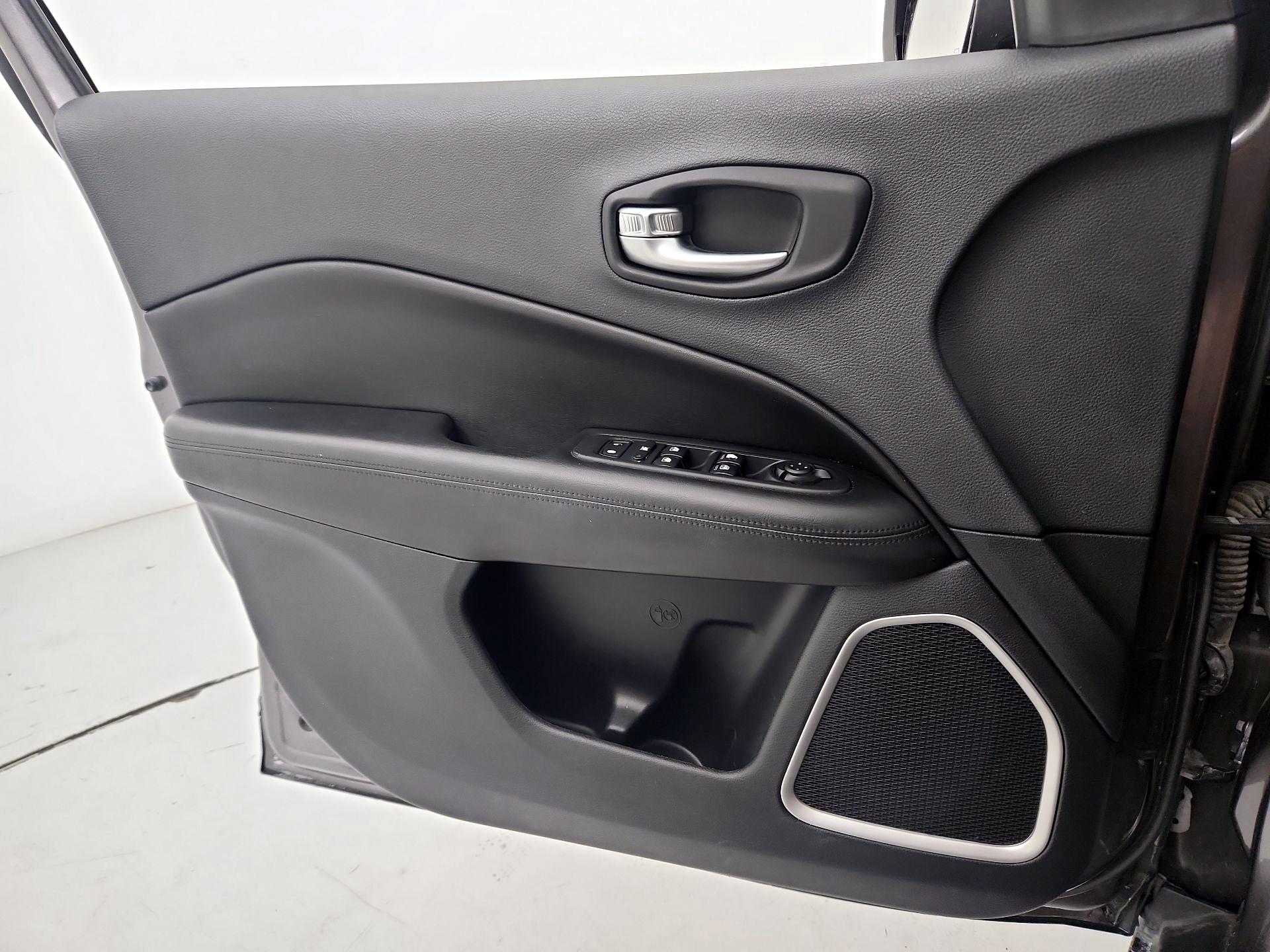 Thumbnail: 2021 Jeep Compass - 12