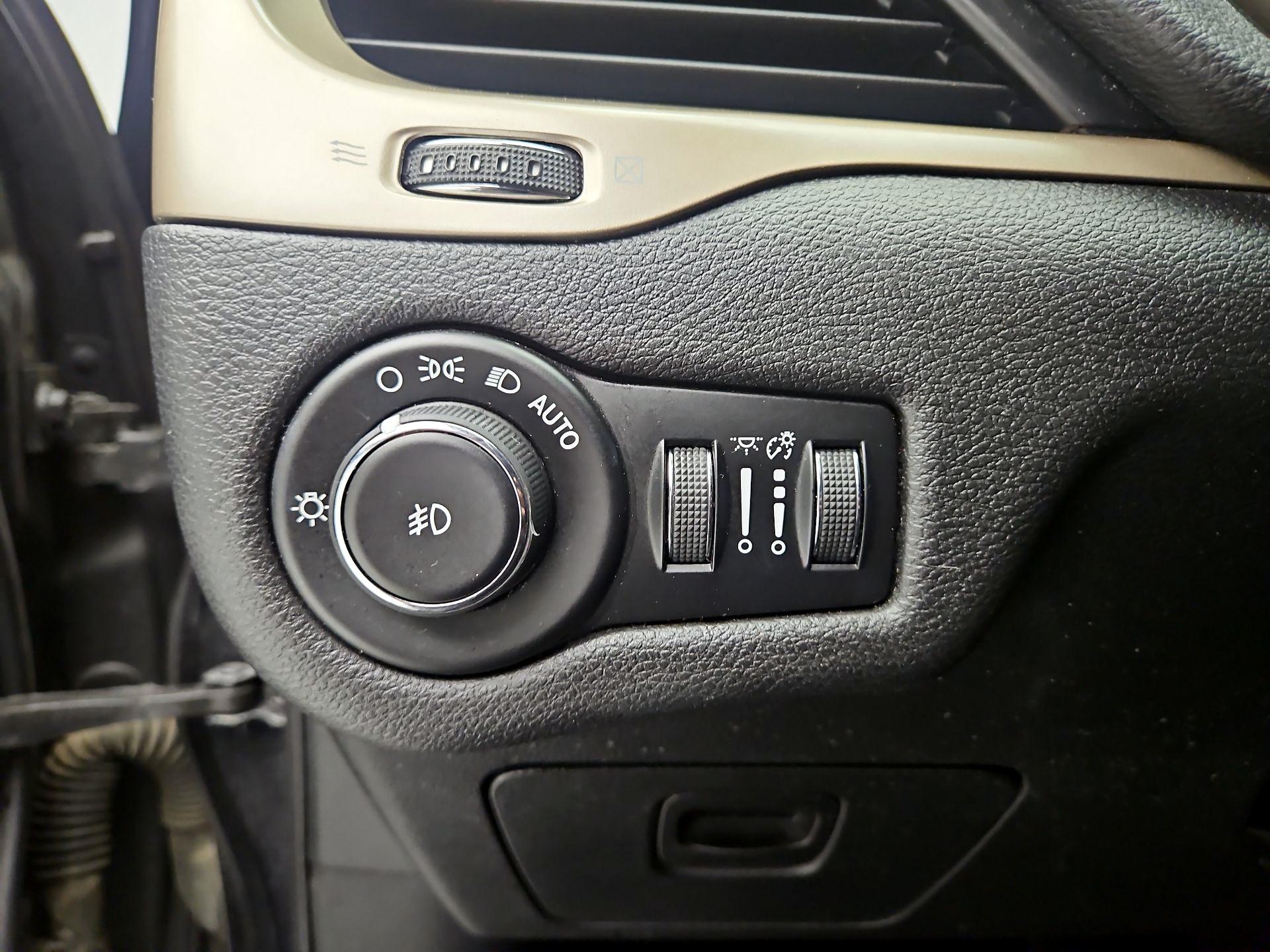 Thumbnail: 2016 Jeep Cherokee - 11