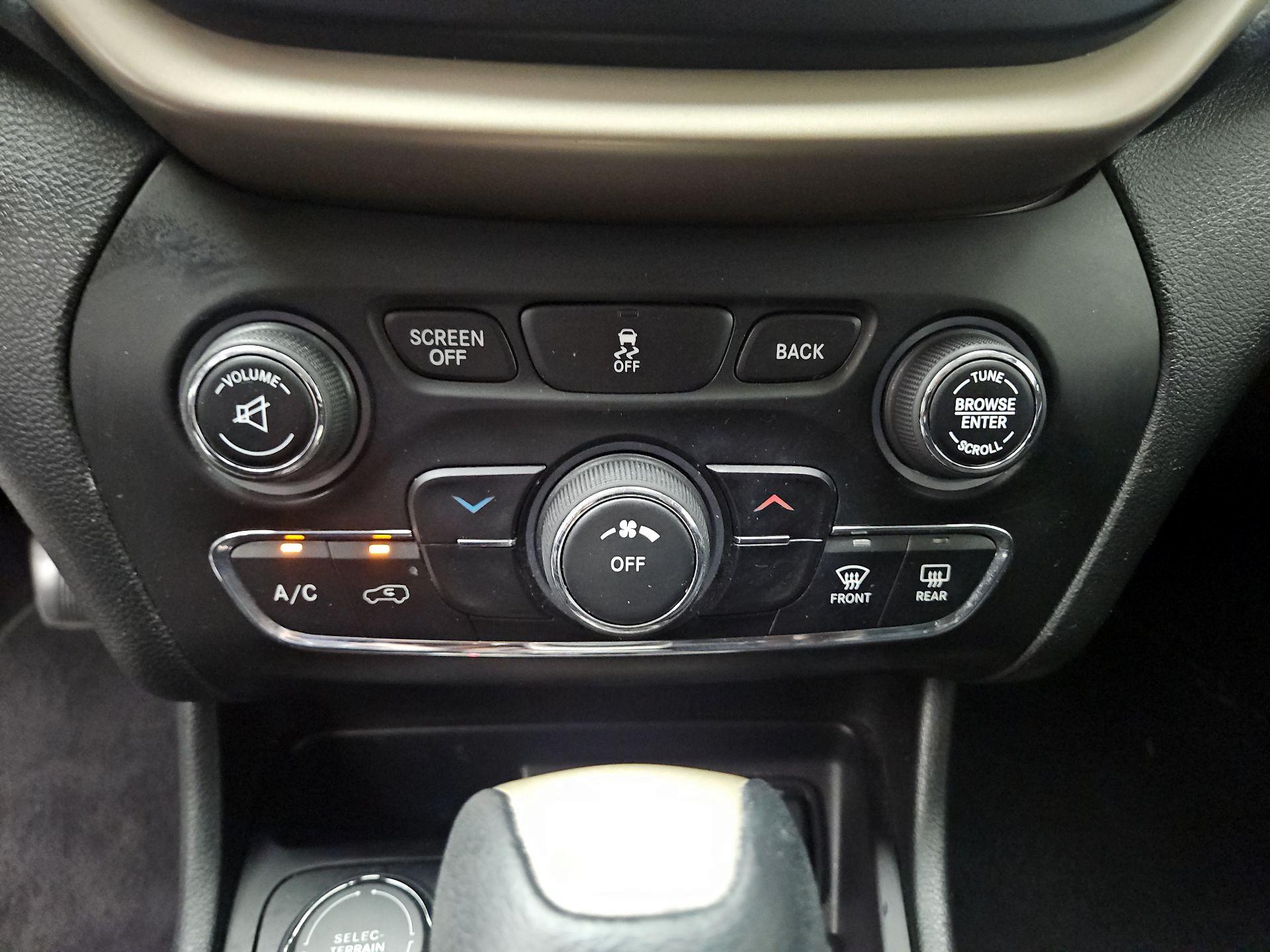 Thumbnail: 2016 Jeep Cherokee - 14