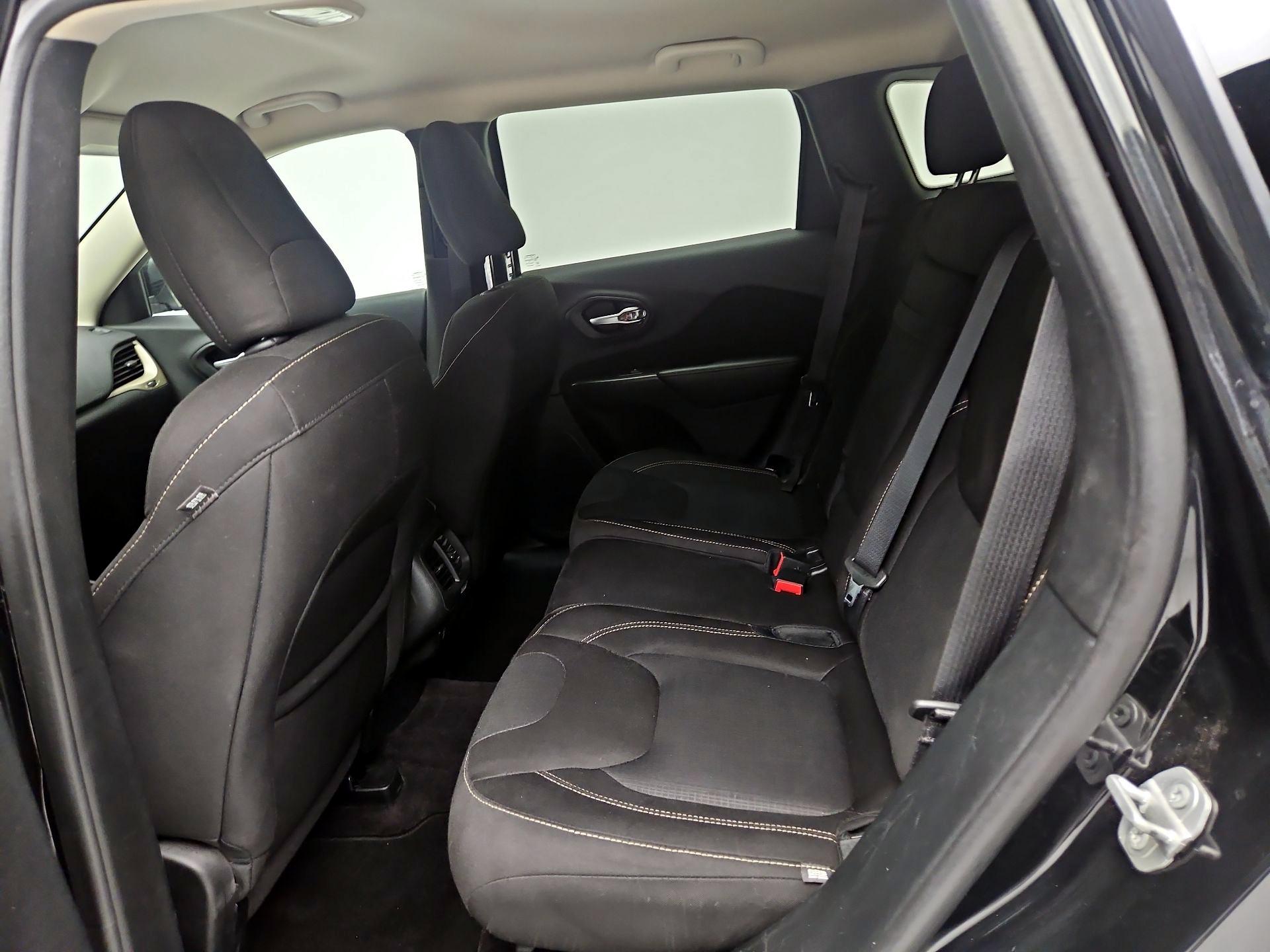 Thumbnail: 2016 Jeep Cherokee - 17