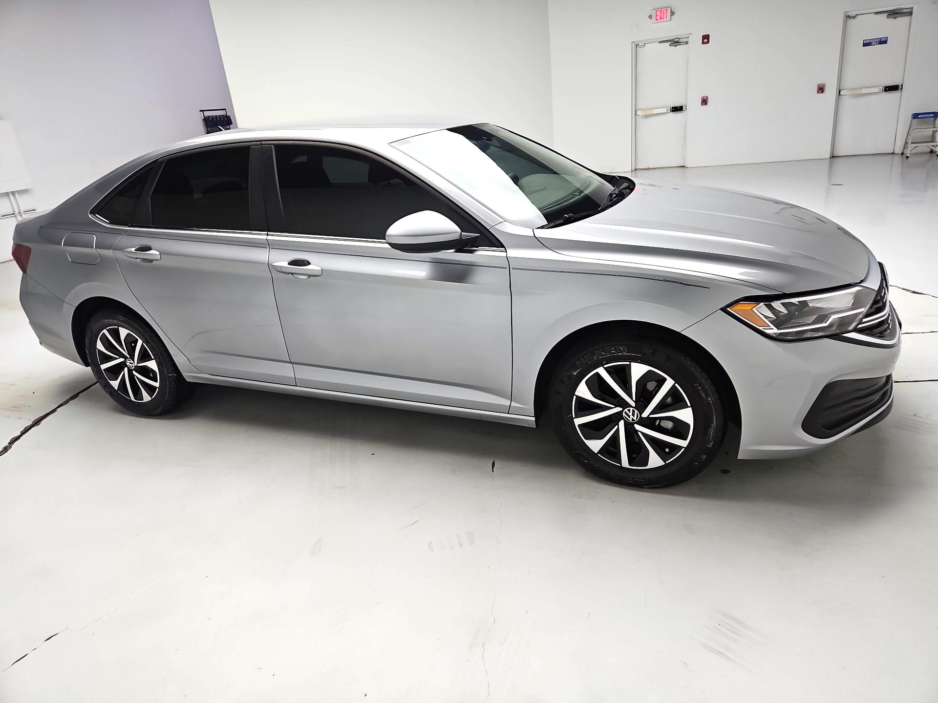 Thumbnail: 2023 Volkswagen Jetta - 4
