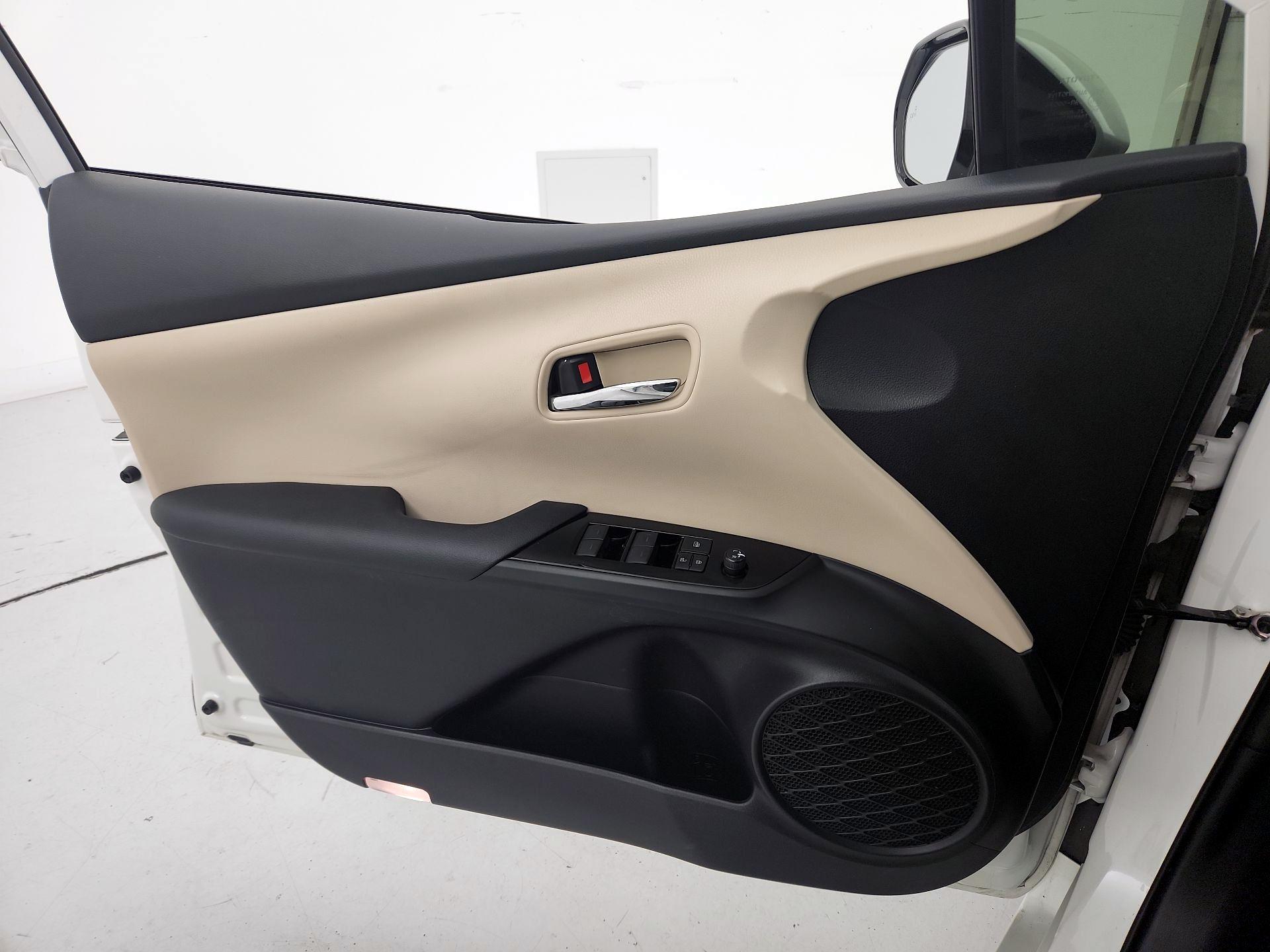 Thumbnail: 2020 Toyota Prius - 12