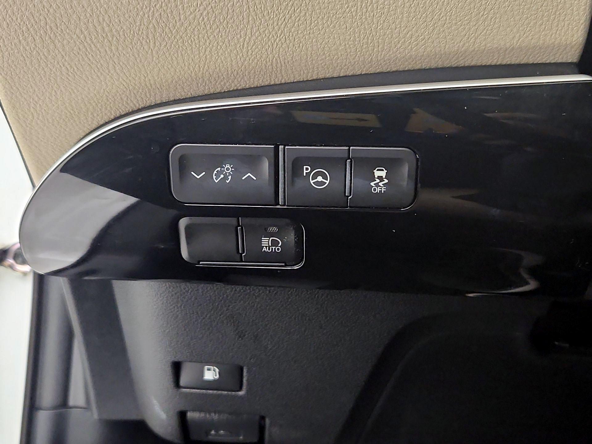 Thumbnail: 2020 Toyota Prius - 13