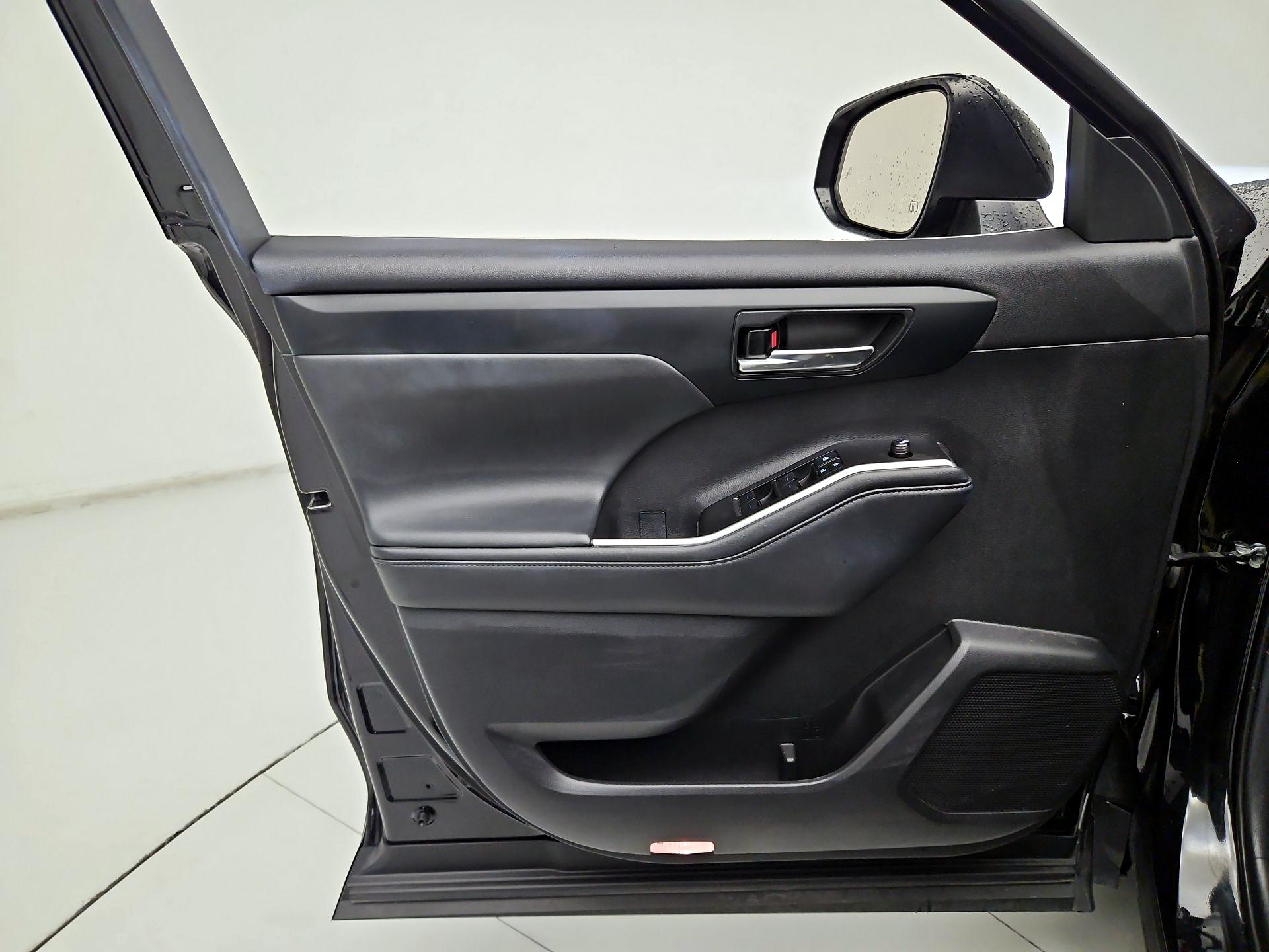 Thumbnail: 2021 Toyota Highlander - 12