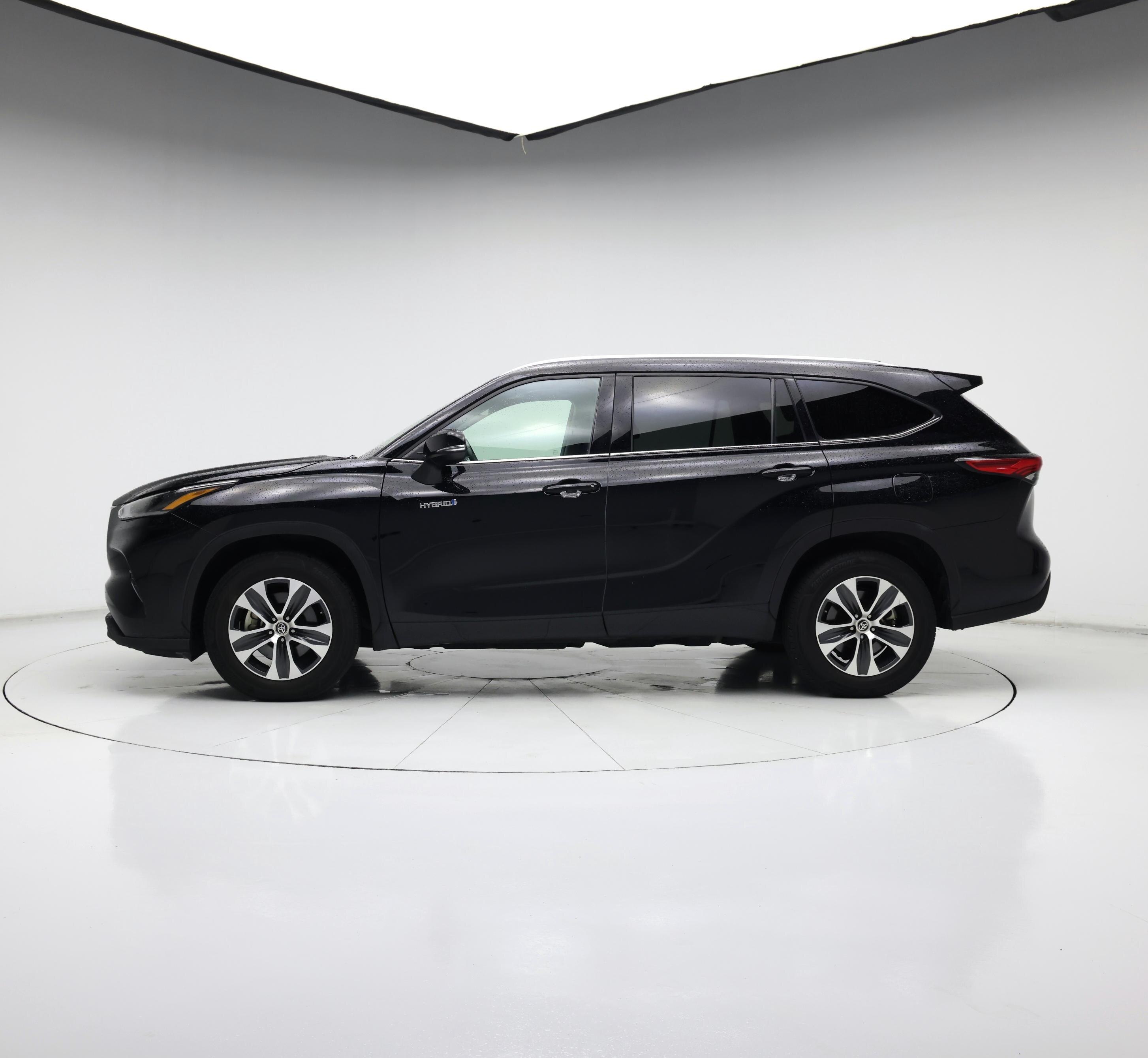 Thumbnail: 2021 Toyota Highlander - 3
