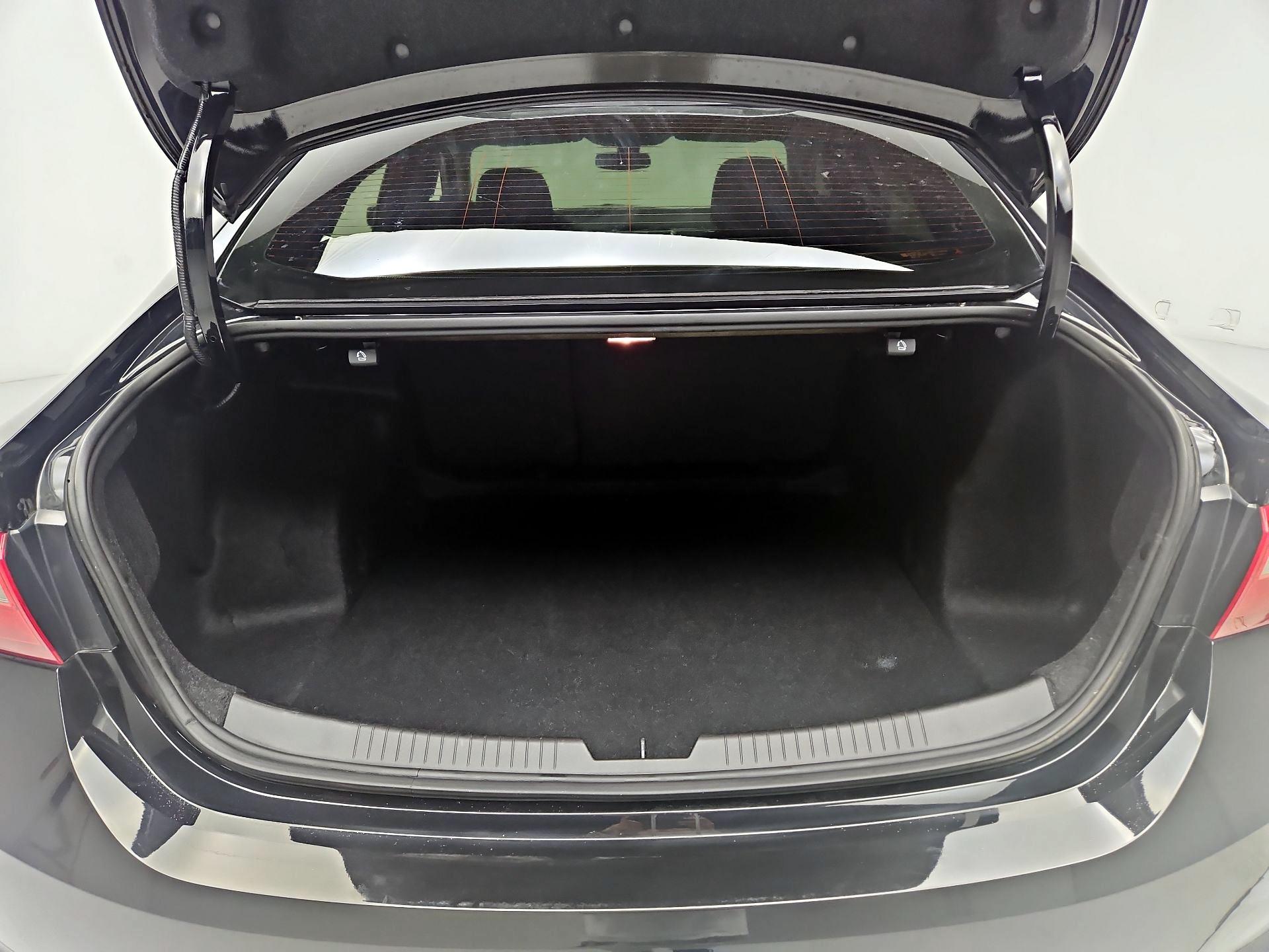 Thumbnail: 2018 Chevrolet Malibu - 18