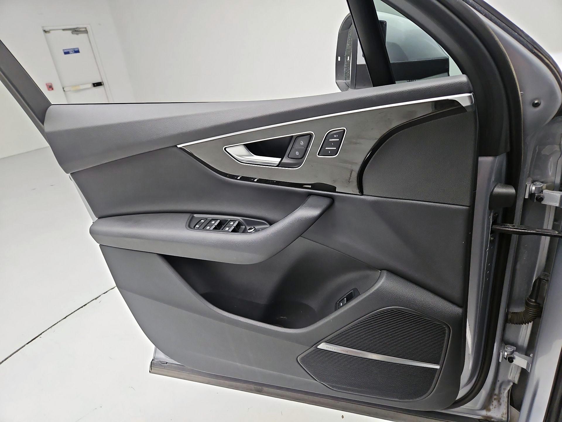 Thumbnail: 2021 Audi Q7 - 10