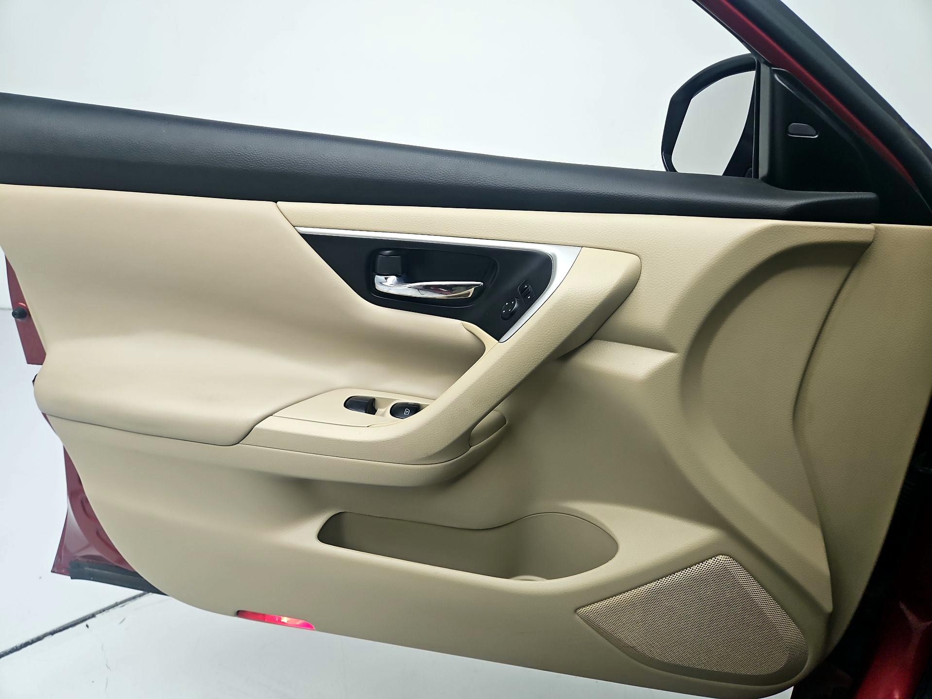 Thumbnail: 2016 Nissan Altima - 12