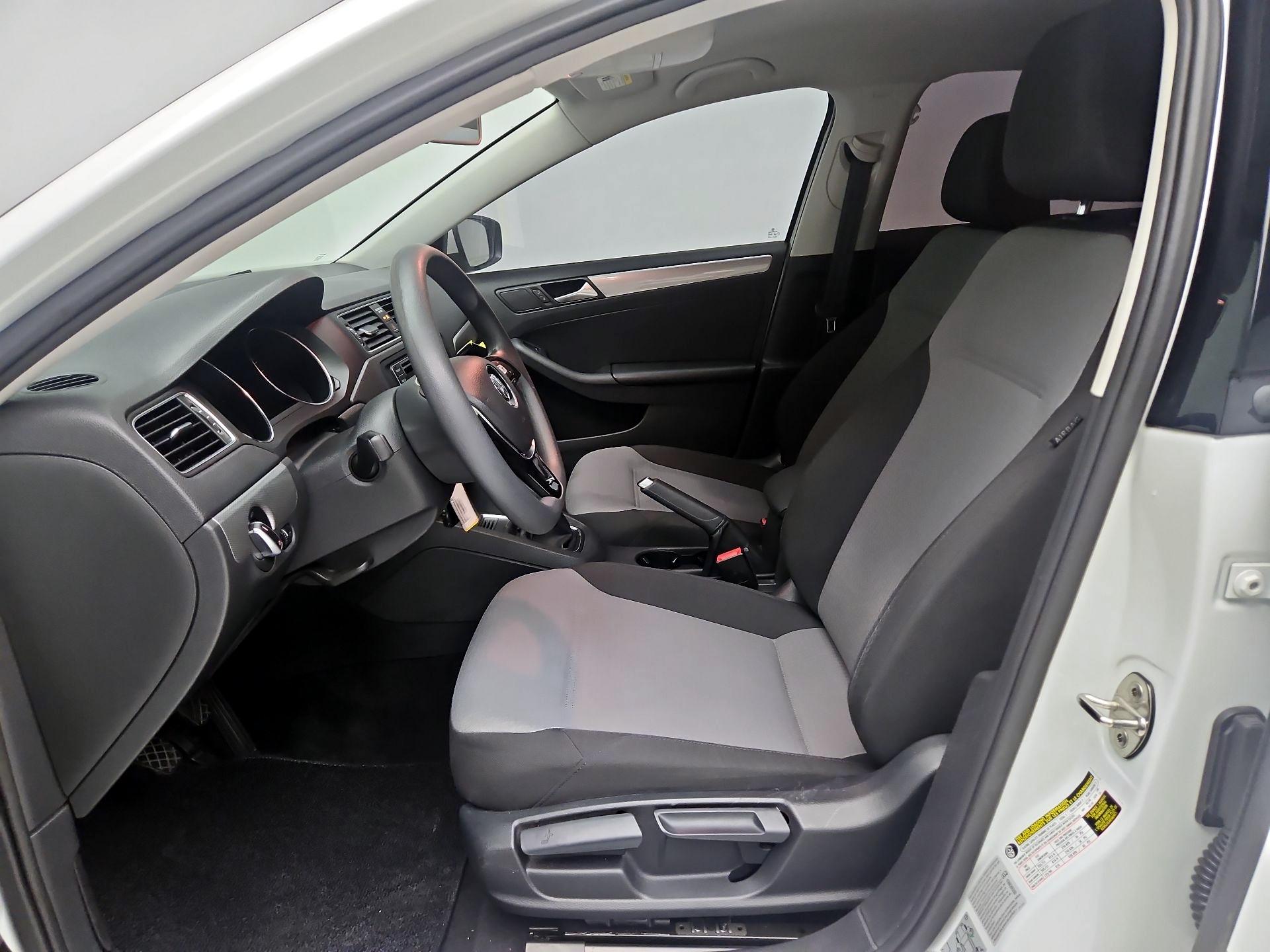 Thumbnail: 2017 Volkswagen Jetta - 9