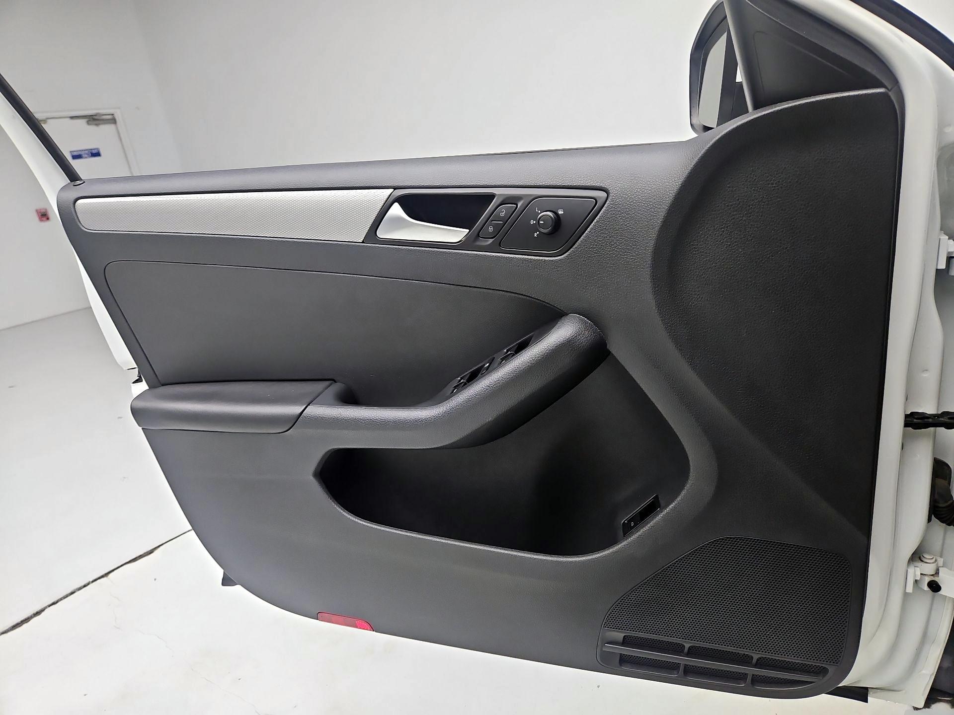 Thumbnail: 2017 Volkswagen Jetta - 10