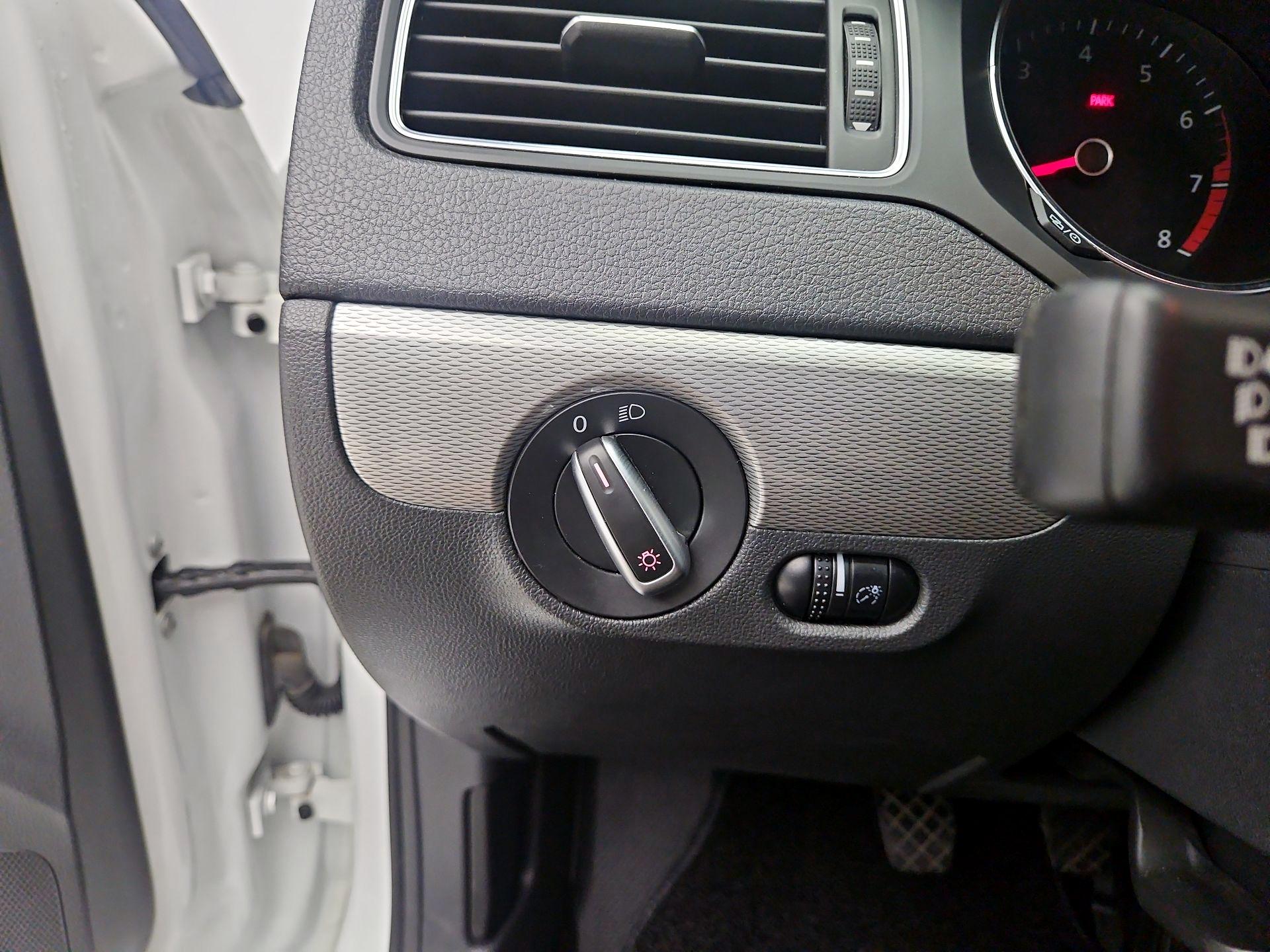 Thumbnail: 2017 Volkswagen Jetta - 11