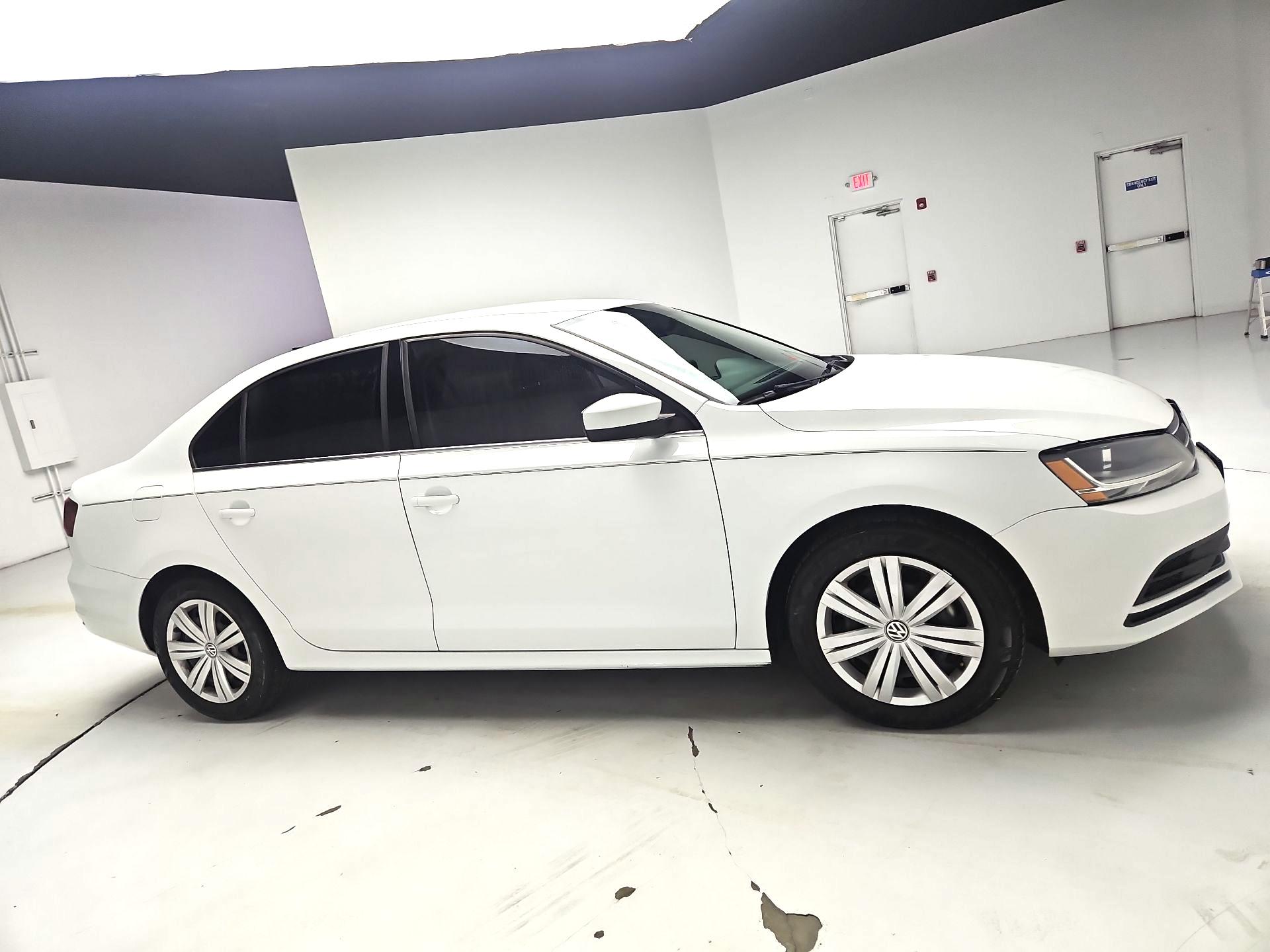 Thumbnail: 2017 Volkswagen Jetta - 4