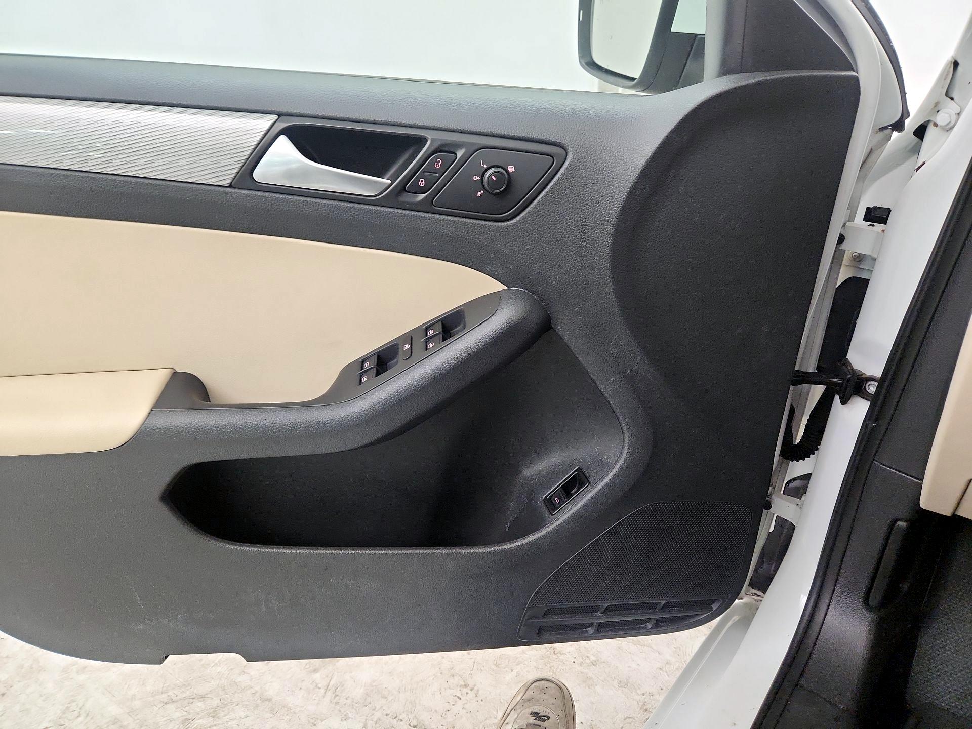 Thumbnail: 2017 Volkswagen Jetta - 10