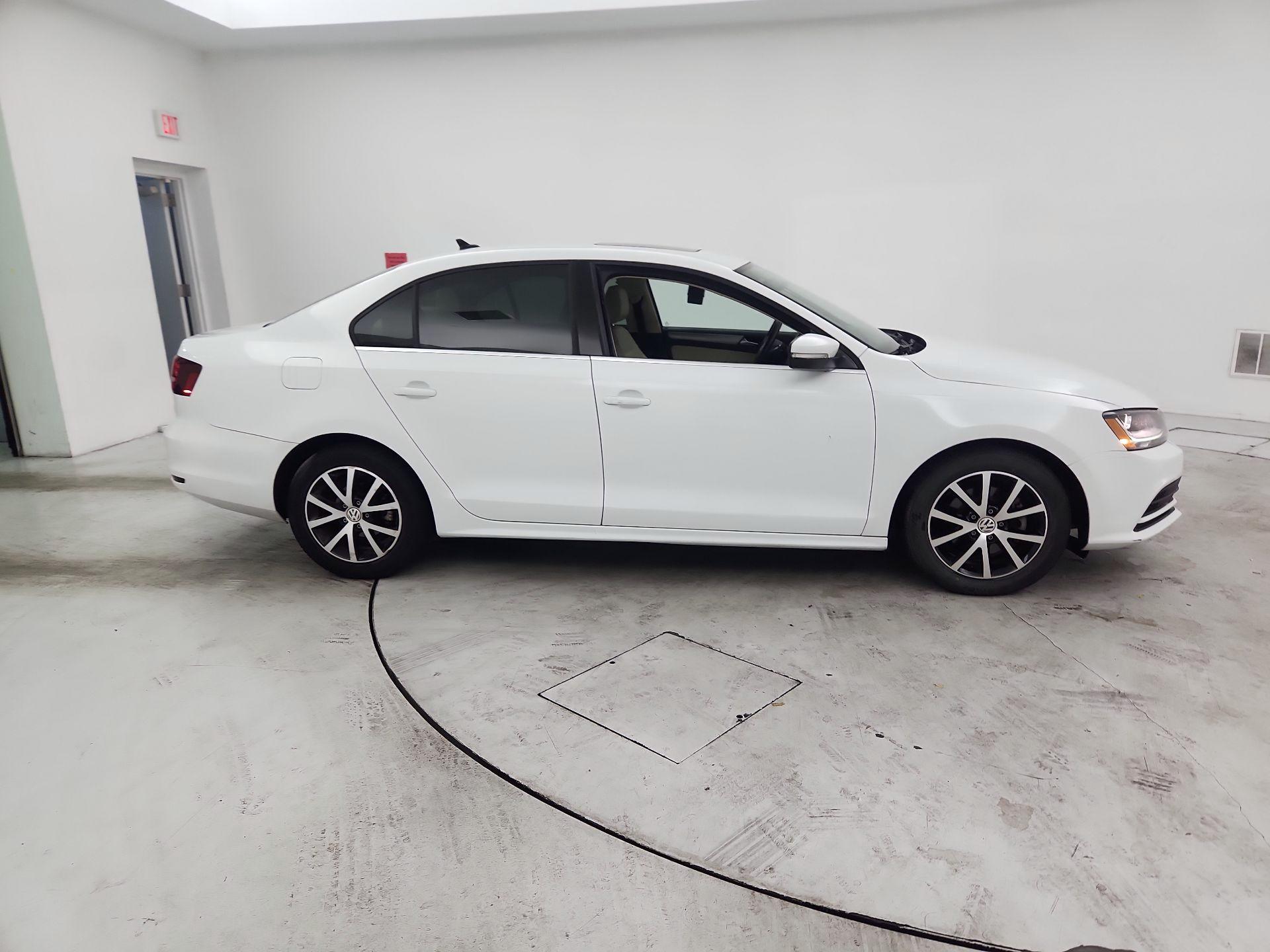 Thumbnail: 2017 Volkswagen Jetta - 4