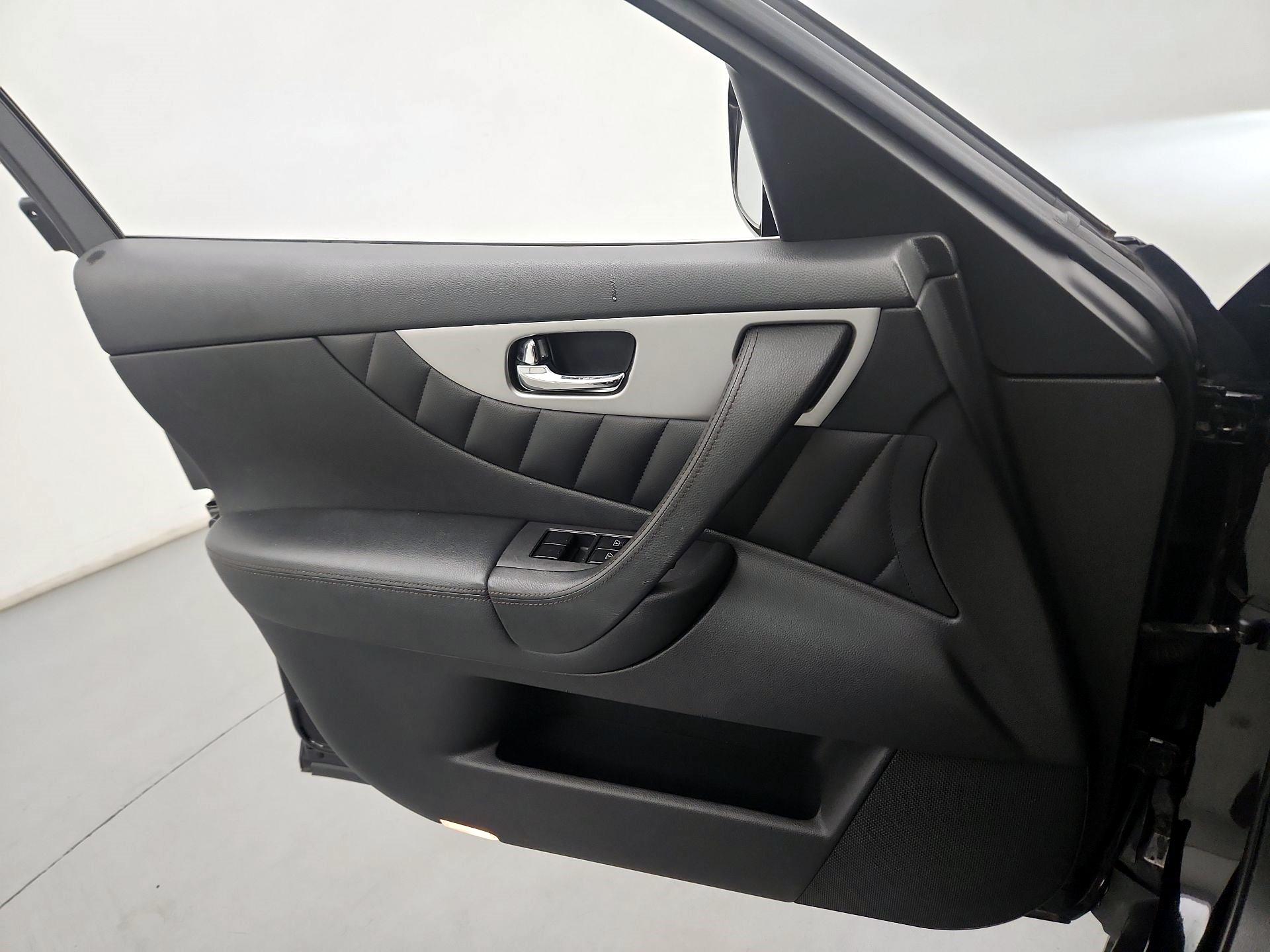 Thumbnail: 2016 INFINITI QX70 - 10