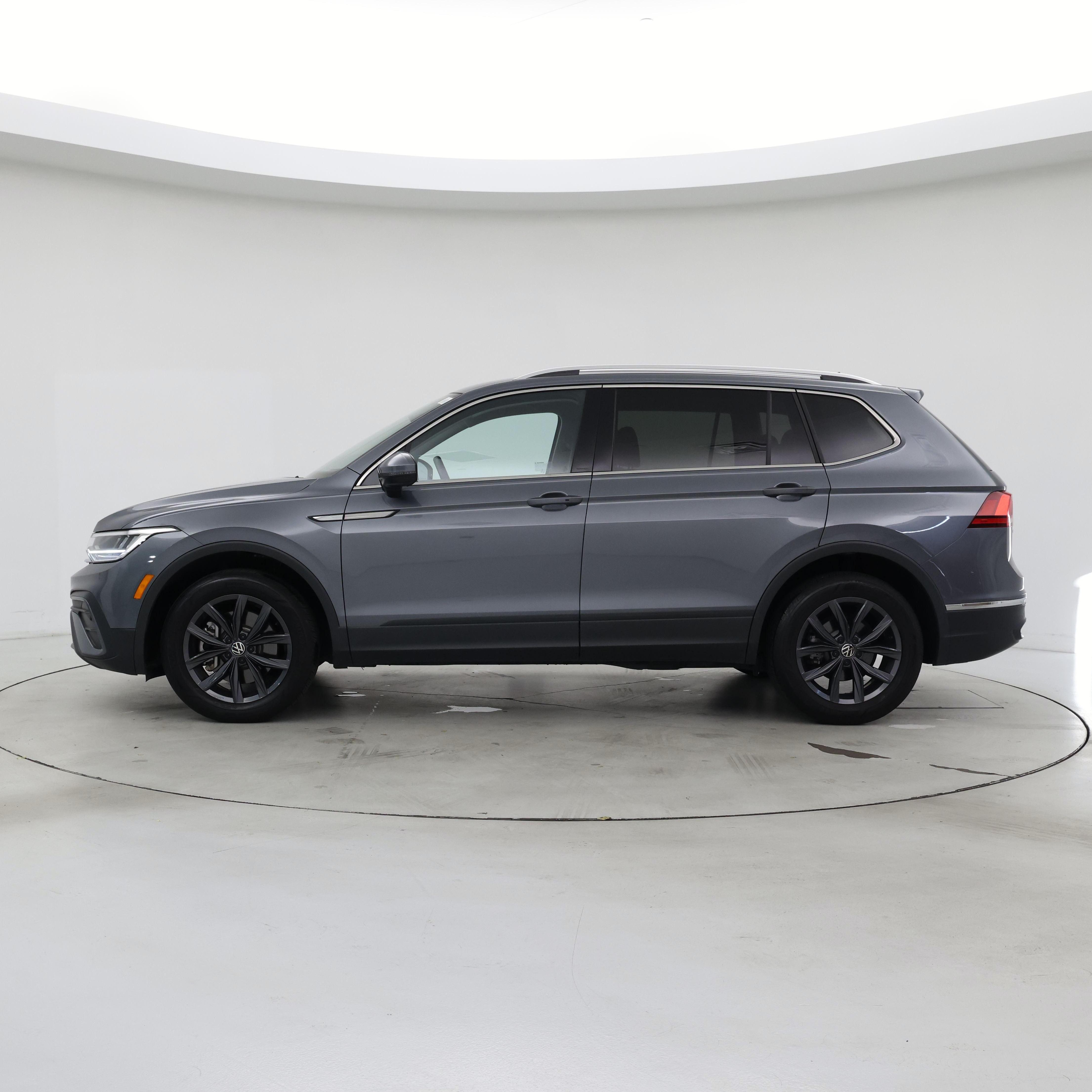 Thumbnail: 2022 Volkswagen Tiguan - 3