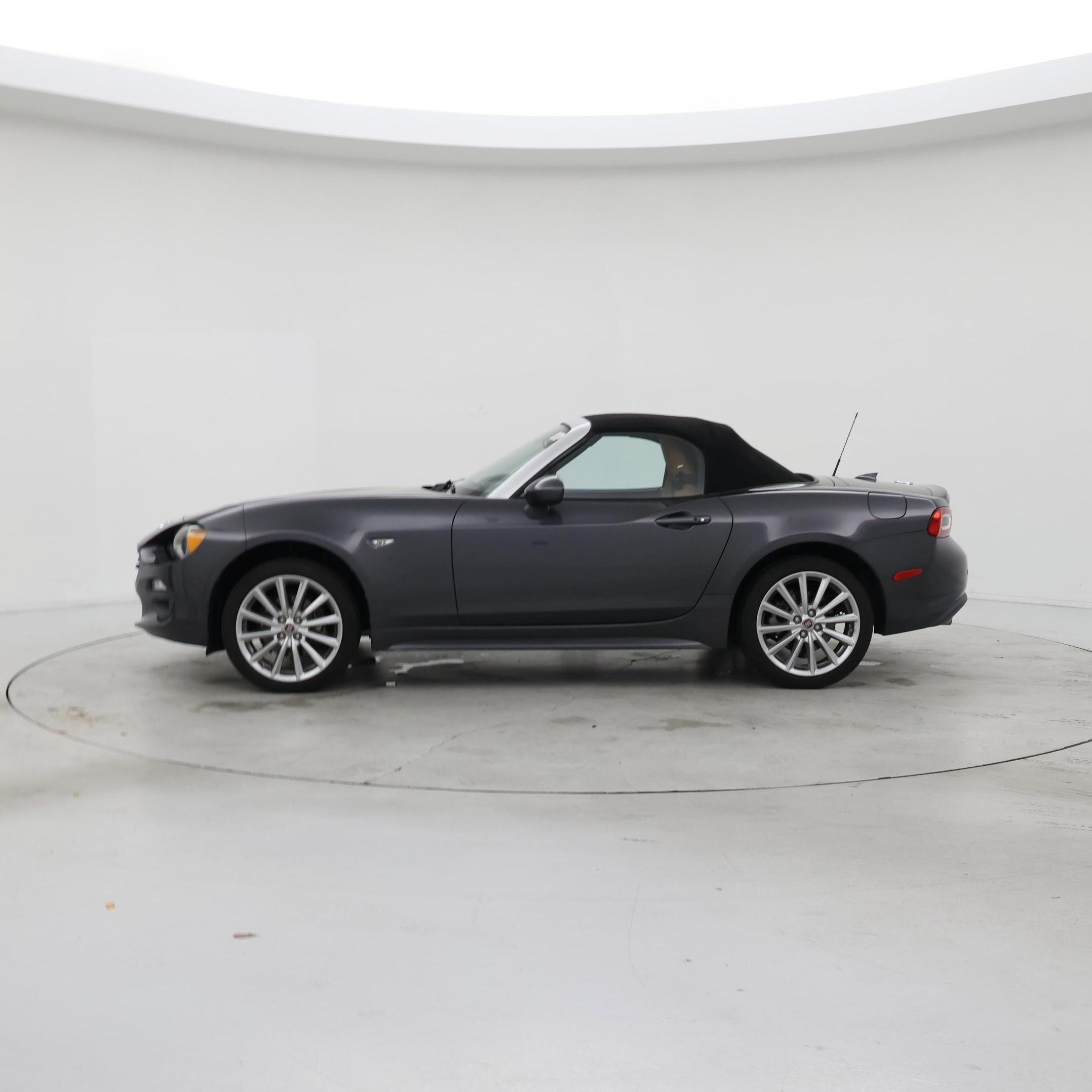Thumbnail: 2017 Fiat 124 Spider - 3