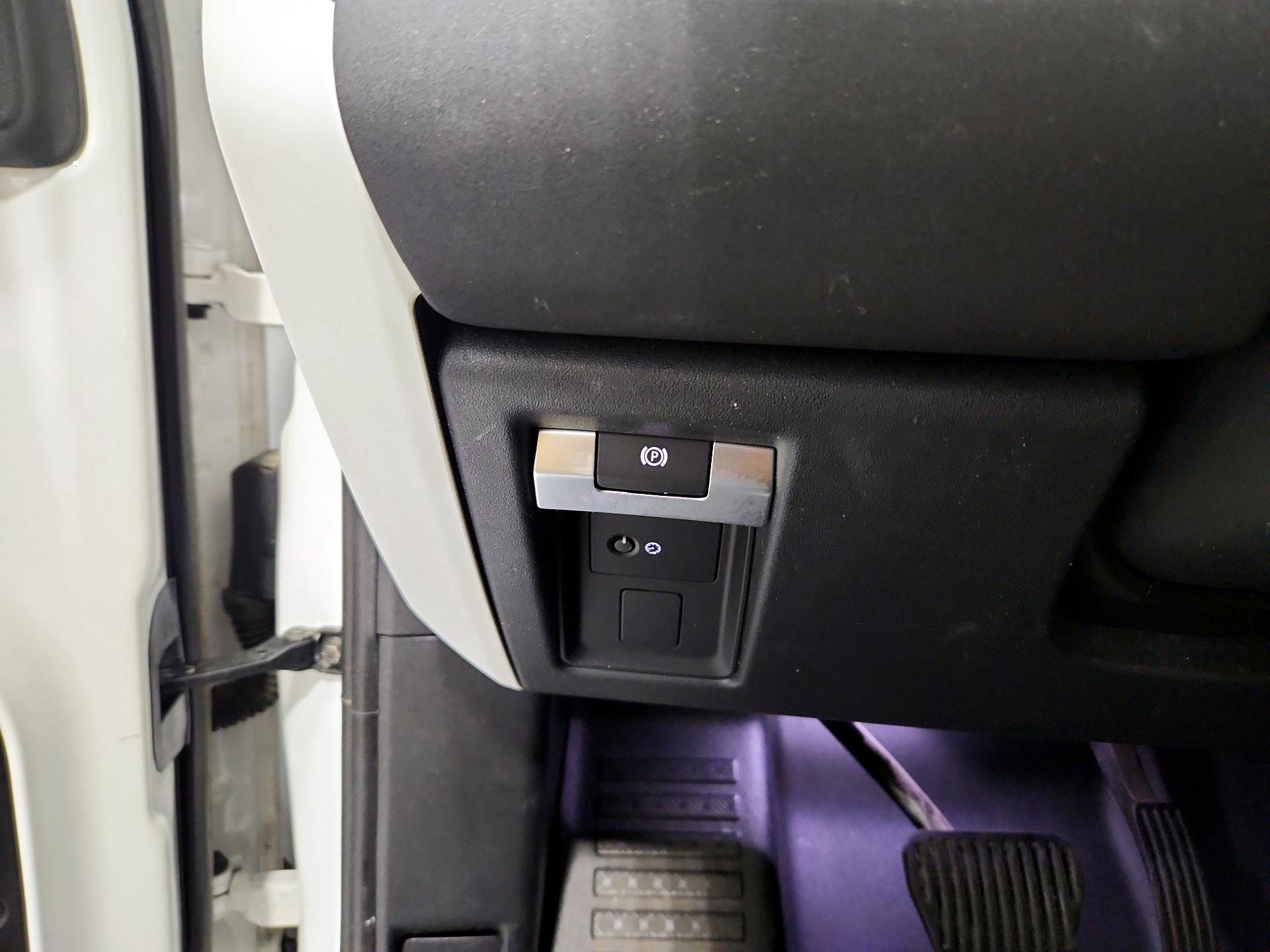 Thumbnail: 2022 Land Rover Defender - 13