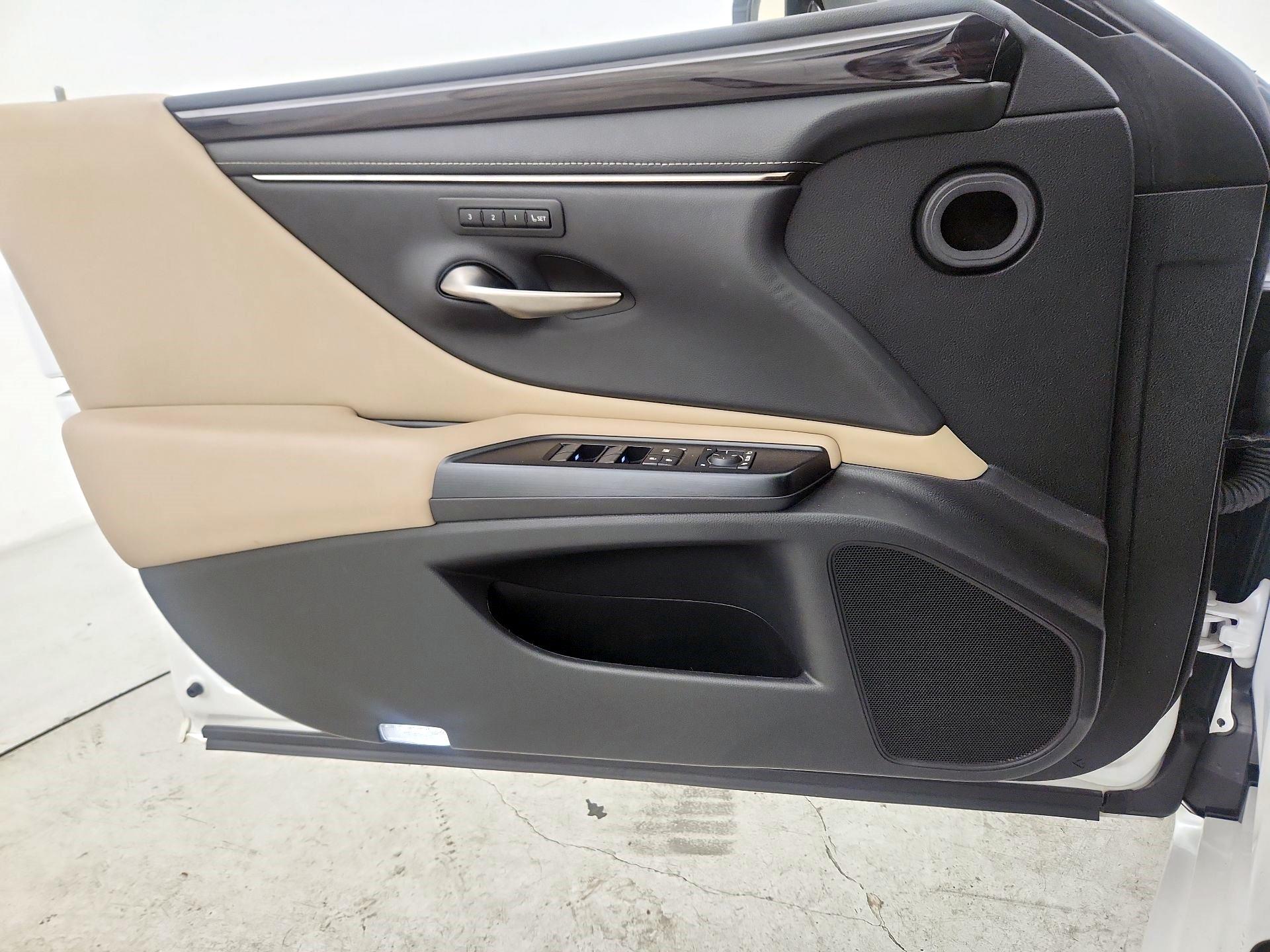 Thumbnail: 2020 Lexus ES - 12