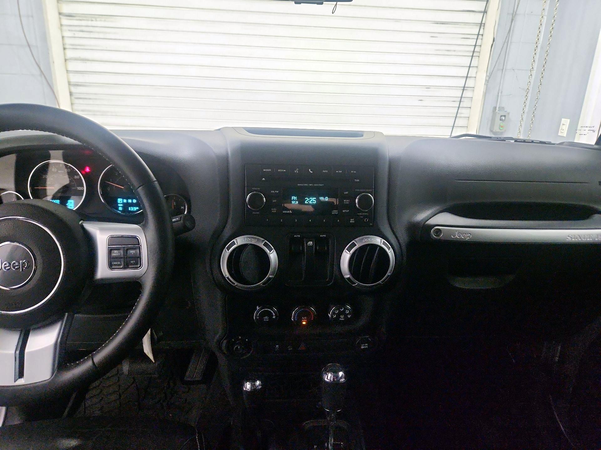 Thumbnail: 2015 Jeep Wrangler - 9