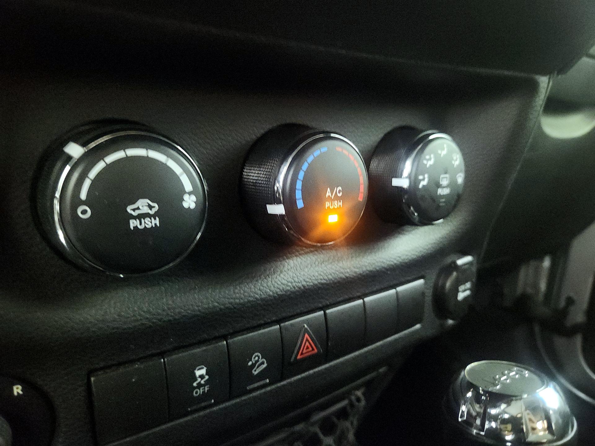 Thumbnail: 2015 Jeep Wrangler - 14