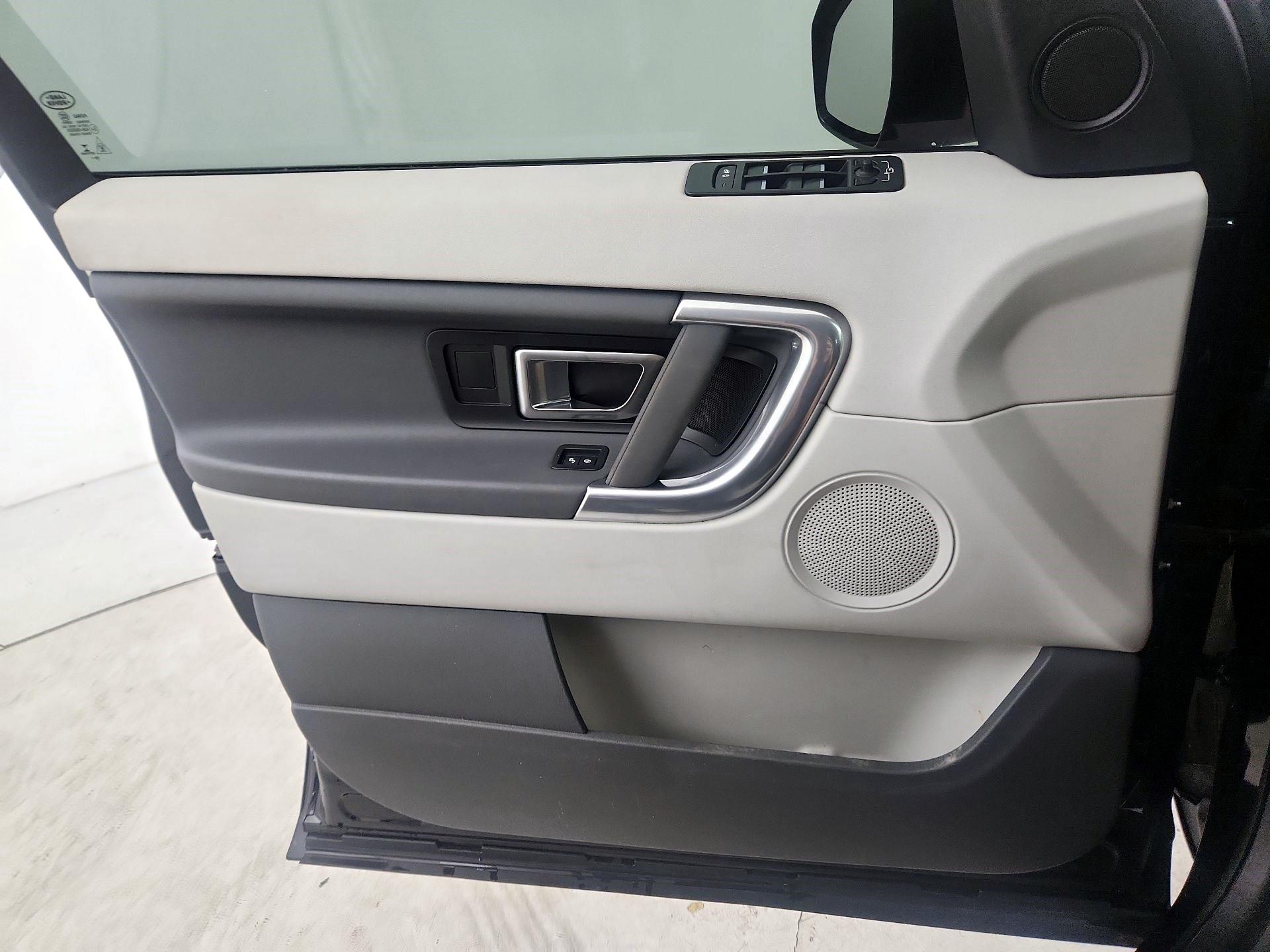 Thumbnail: 2019 Land Rover Discovery Sport - 10
