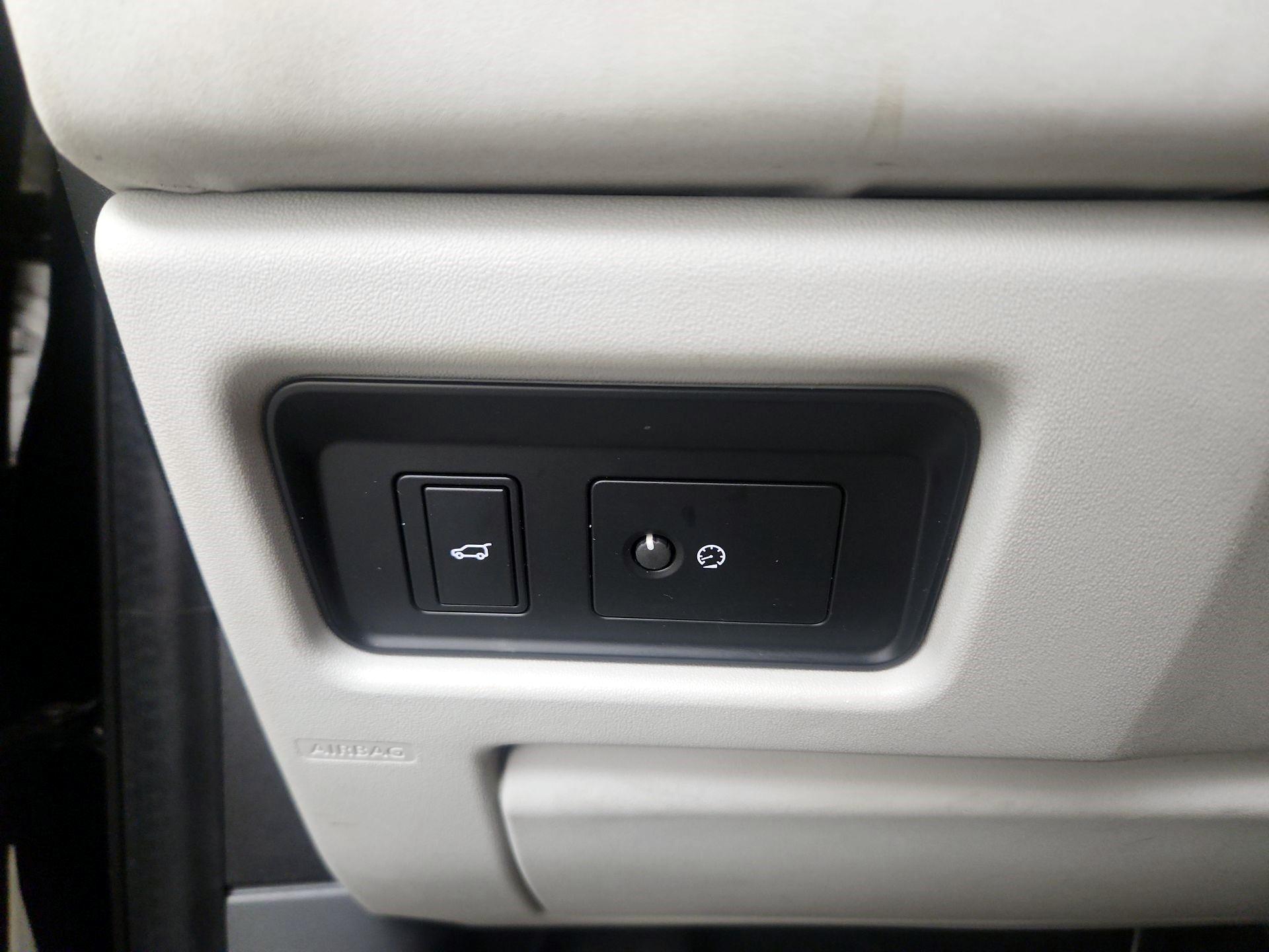 Thumbnail: 2019 Land Rover Discovery Sport - 11