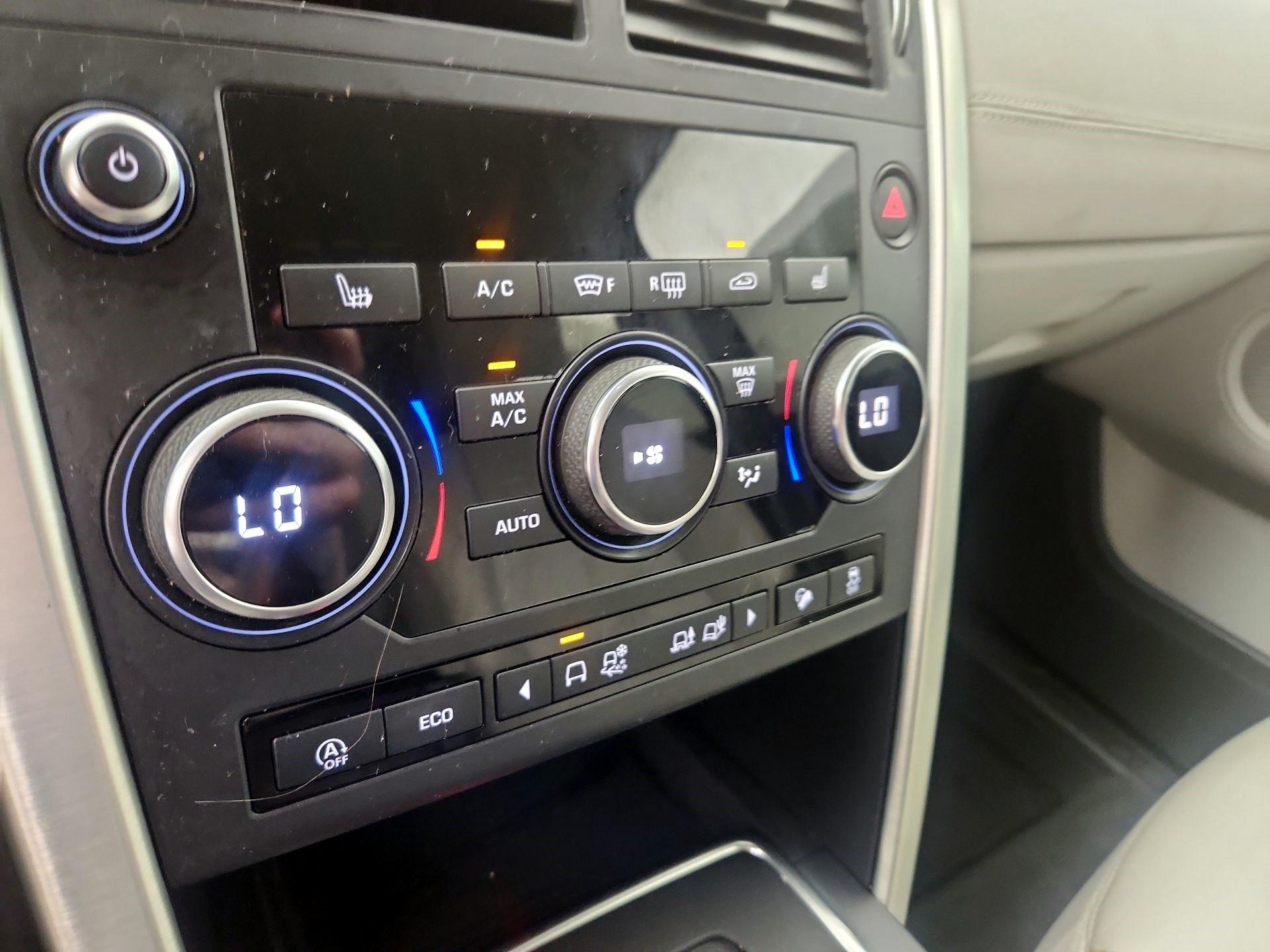 Thumbnail: 2019 Land Rover Discovery Sport - 14
