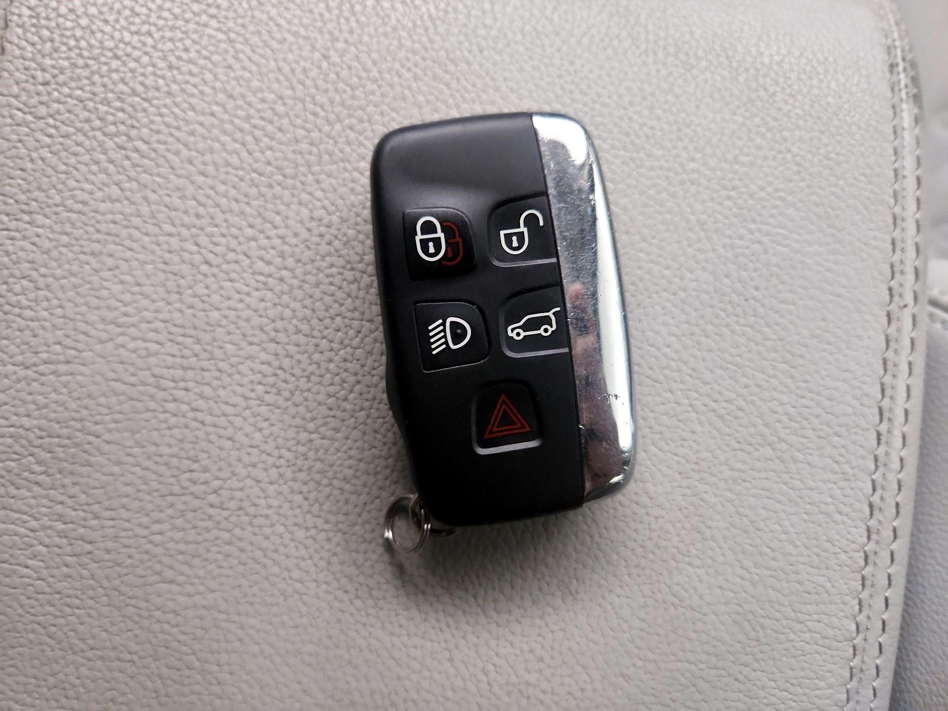 Thumbnail: 2019 Land Rover Discovery Sport - 20