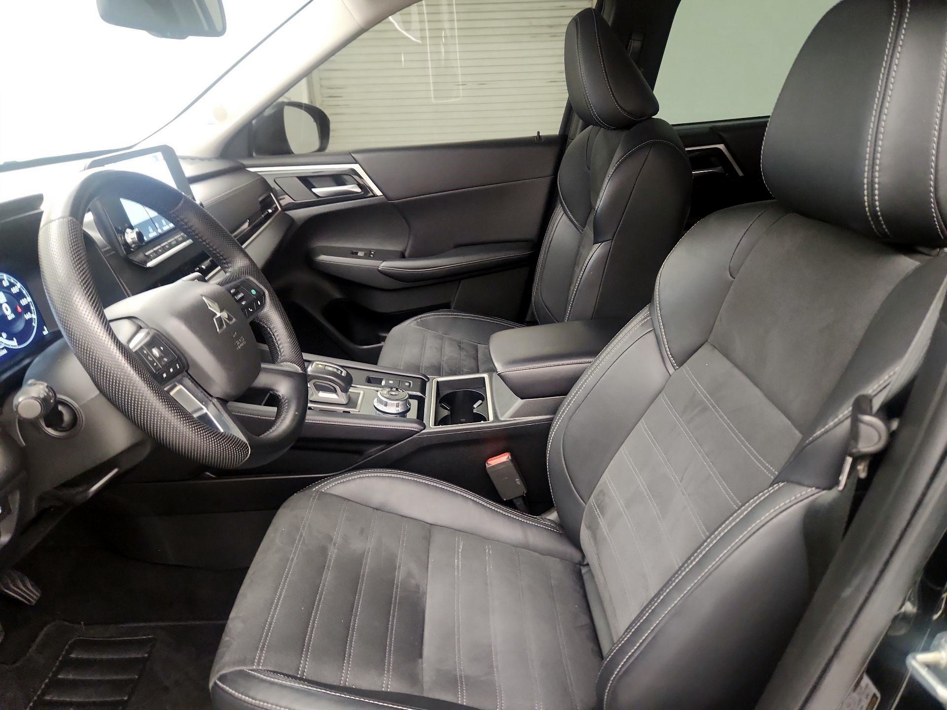 Thumbnail: 2023 Mitsubishi Outlander - 11