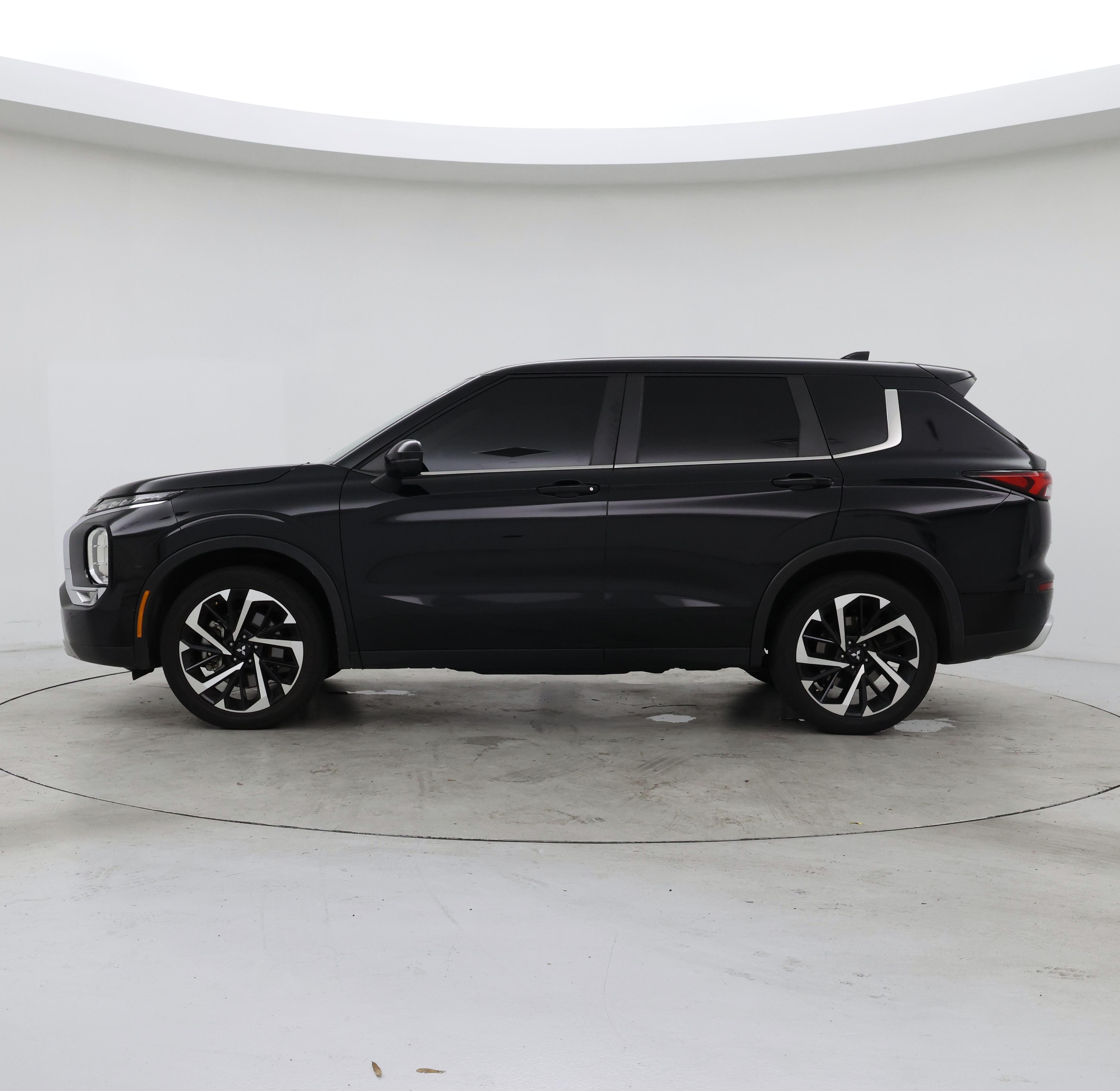 Thumbnail: 2023 Mitsubishi Outlander - 3