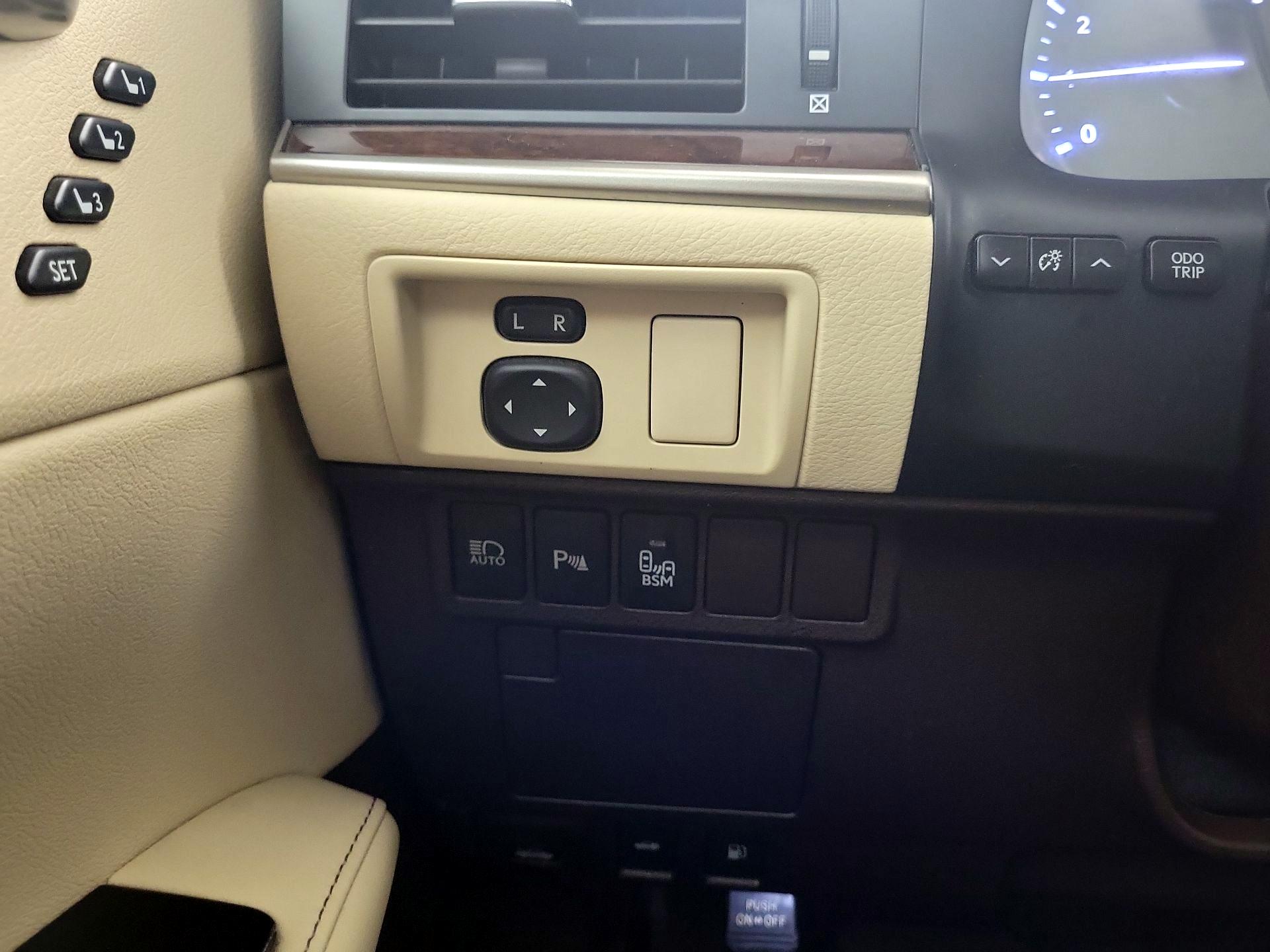 Thumbnail: 2018 Lexus ES - 11