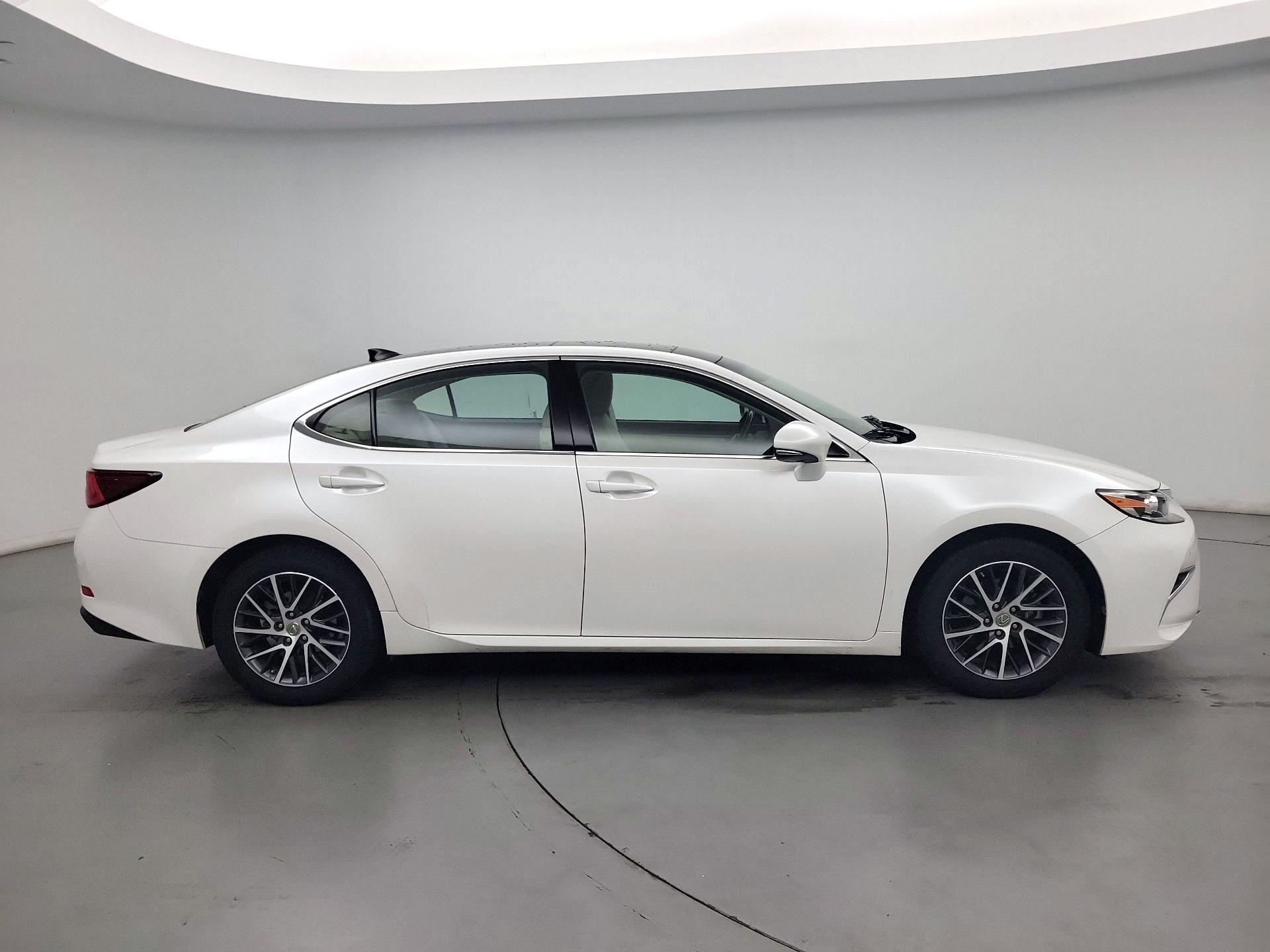 Thumbnail: 2017 Lexus ES - 4