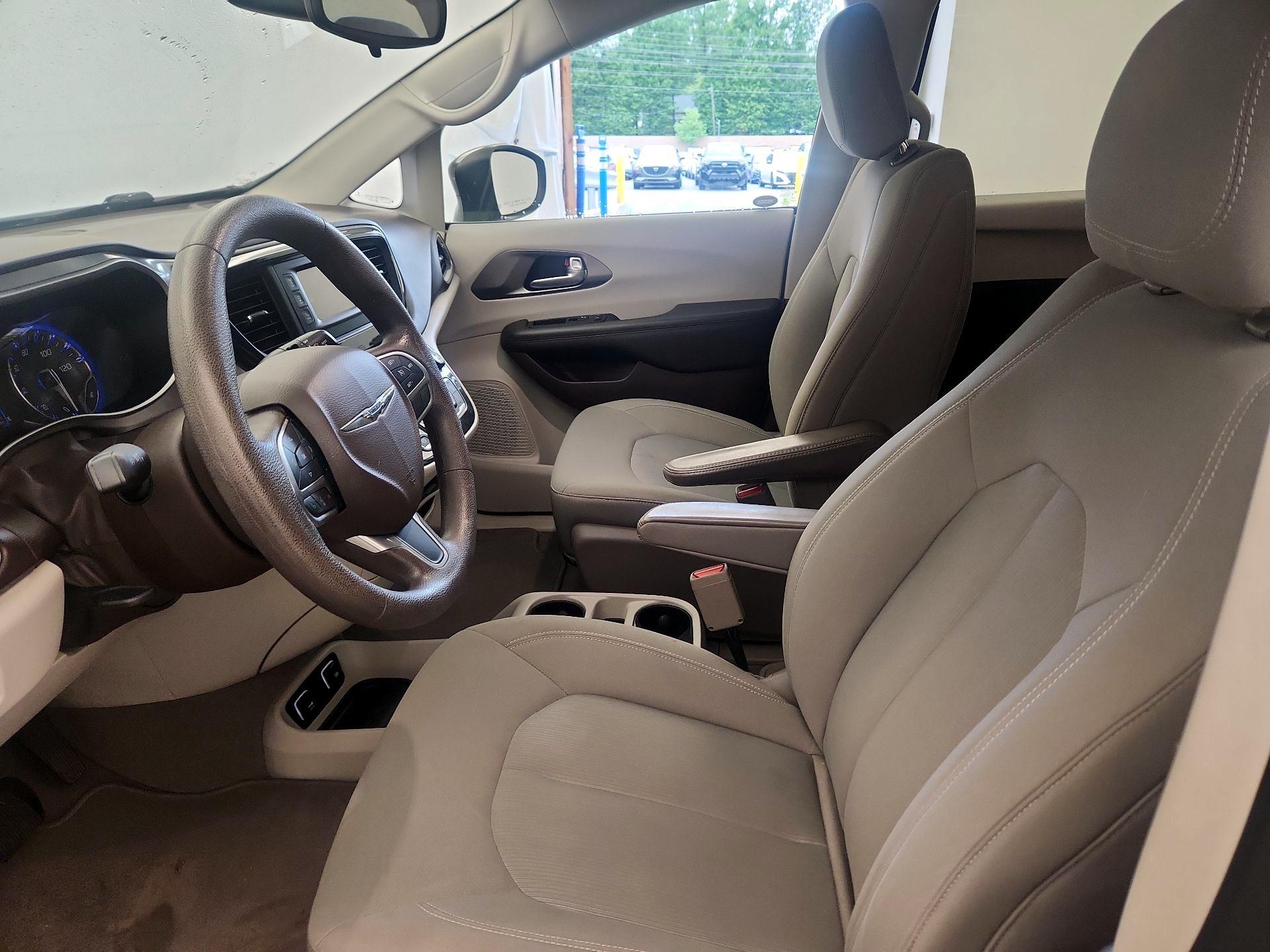 Thumbnail: 2017 Chrysler Pacifica - 11