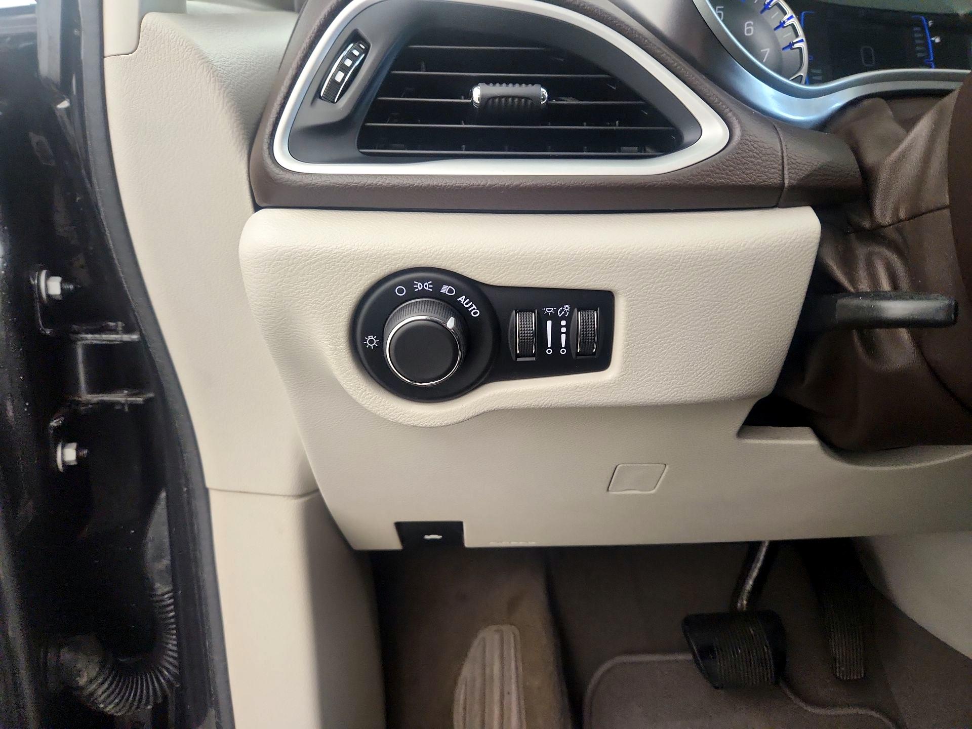 Thumbnail: 2017 Chrysler Pacifica - 13